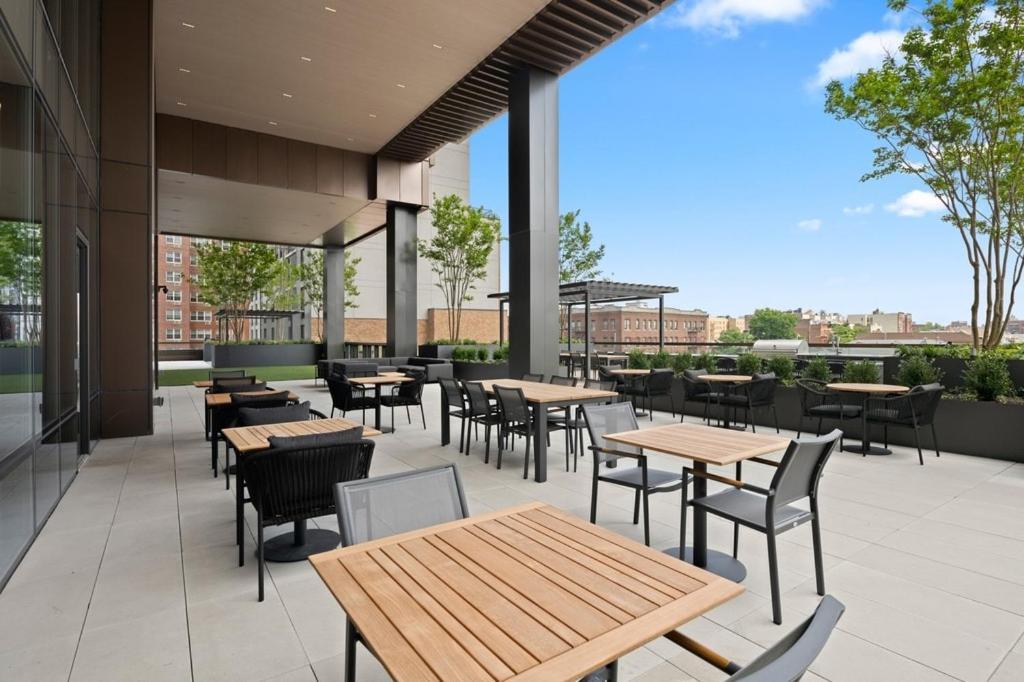 Apartment Modern Oasis With High End Amenities *