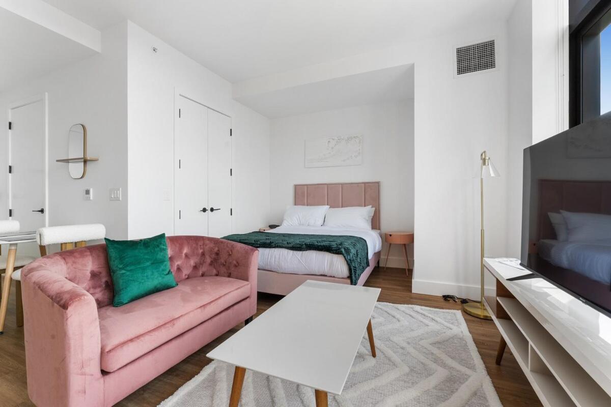 Sleek And Stylish Studio, Luxe Perks In Prime Spot Apartment *