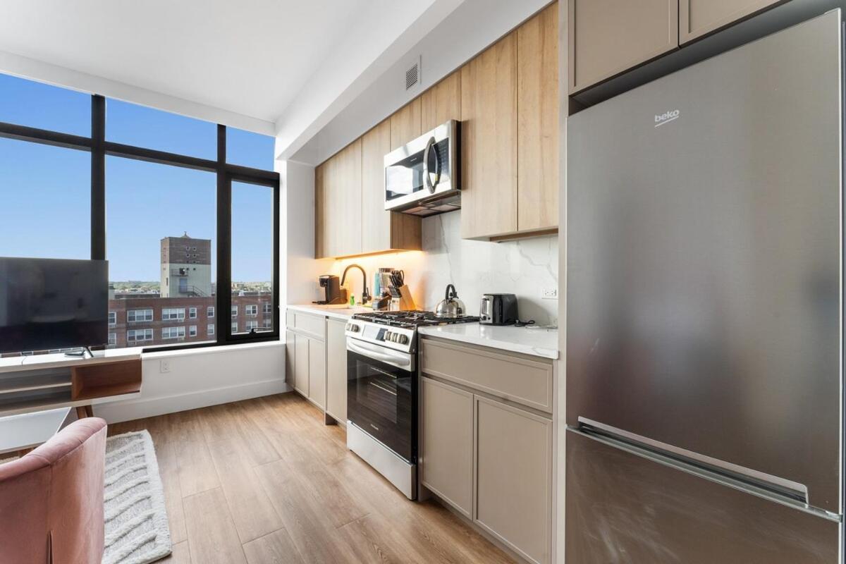 Apartment Sleek And Stylish Studio, Luxe Perks In Prime Spot