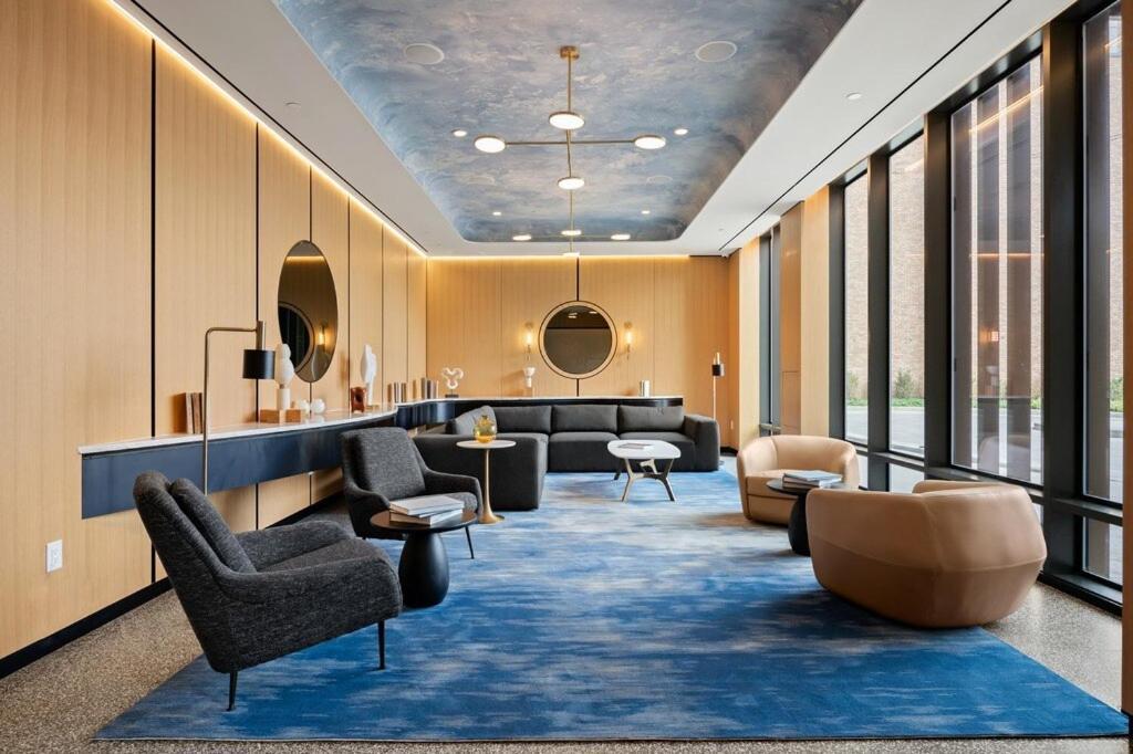 Sleek And Stylish Studio, Luxe Perks In Prime Spot Apartment *