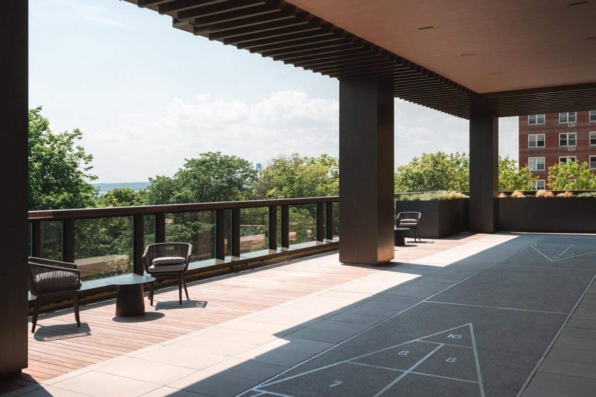 Sleek And Stylish Studio, Luxe Perks In Prime Spot Apartment New York