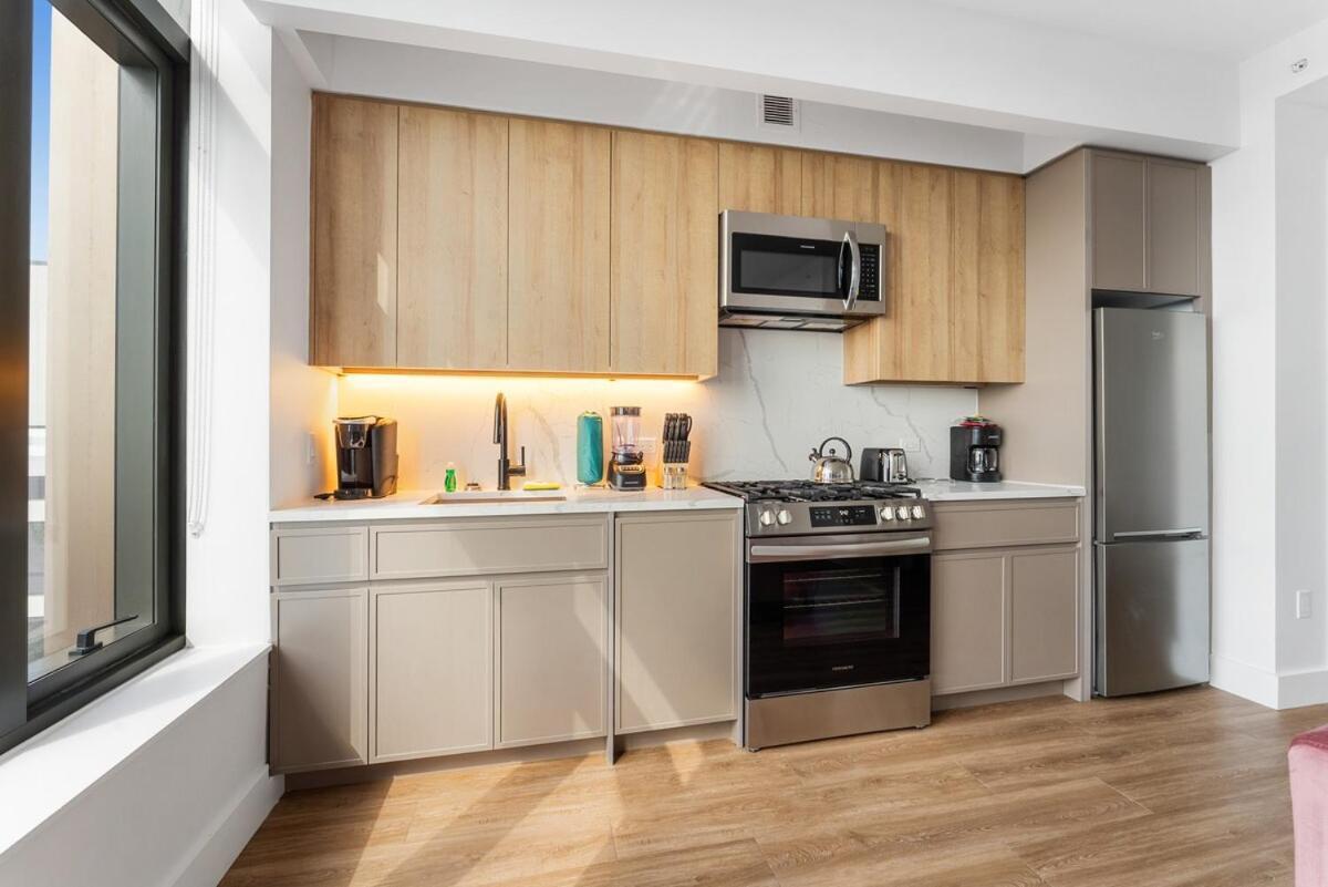 Apartment Sleek And Stylish Studio, Luxe Perks In Prime Spot New York