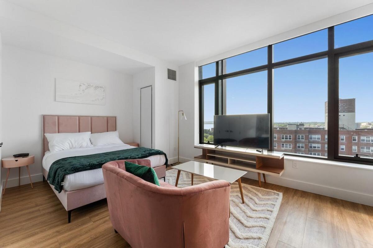 Sleek And Stylish Studio, Luxe Perks In Prime Spot *