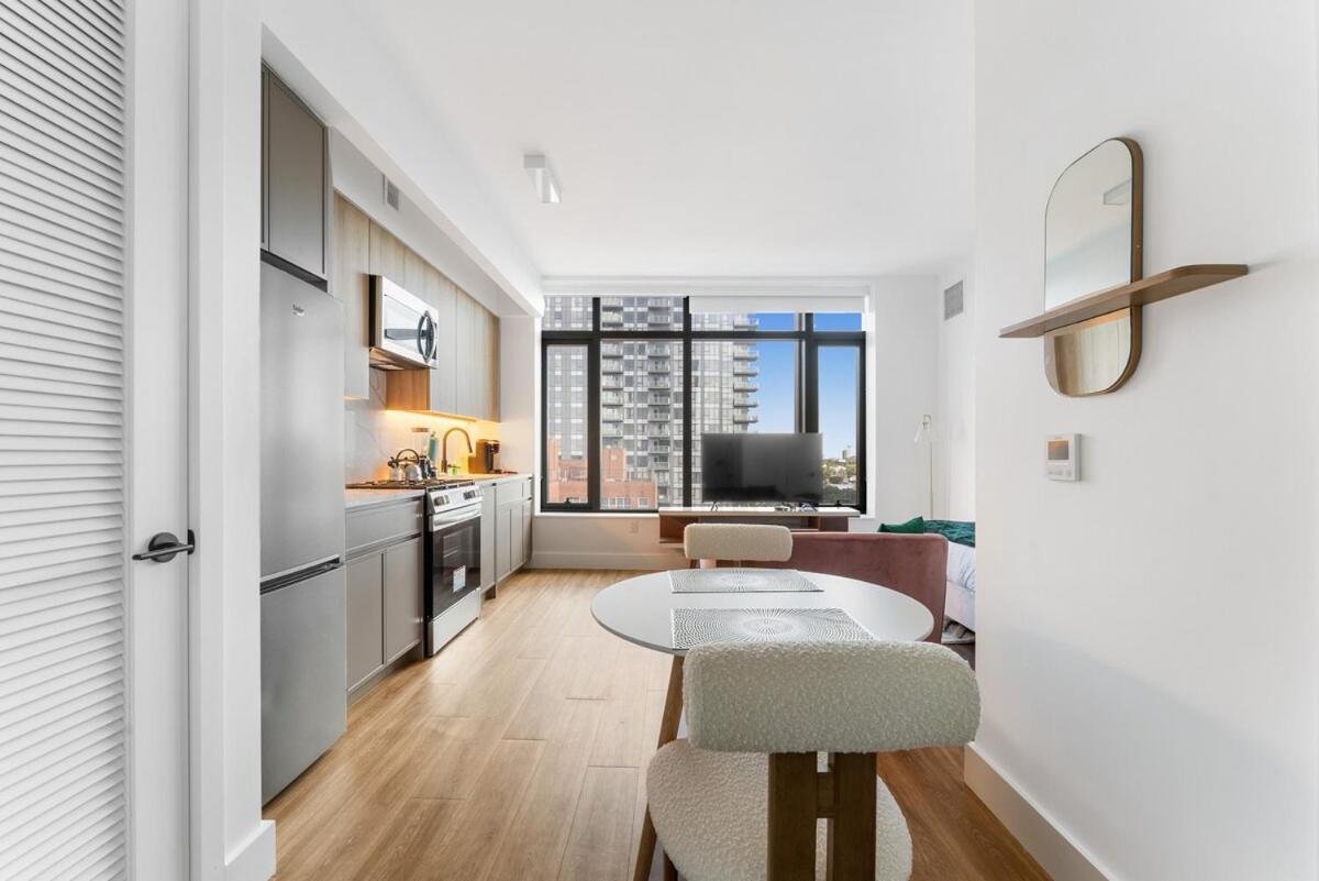Apartment Chic Retreat With Top-tier Amenities