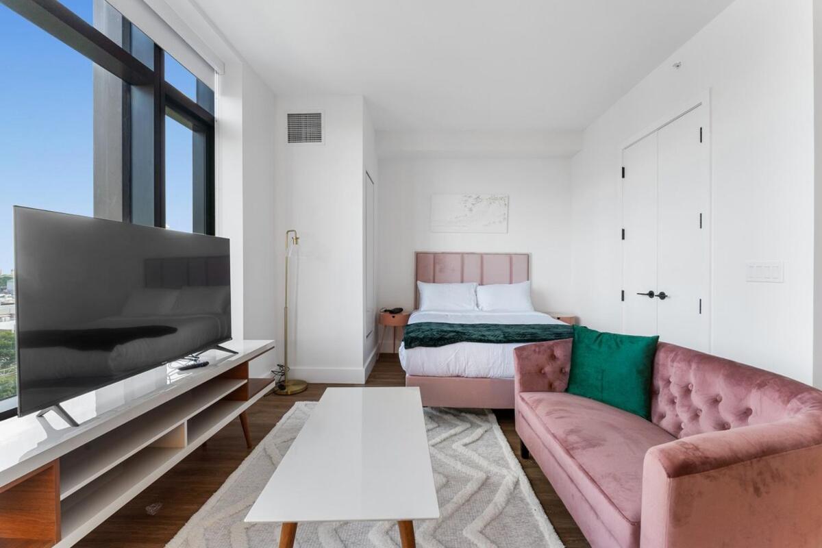 Apartment Chic Retreat With Top-tier Amenities