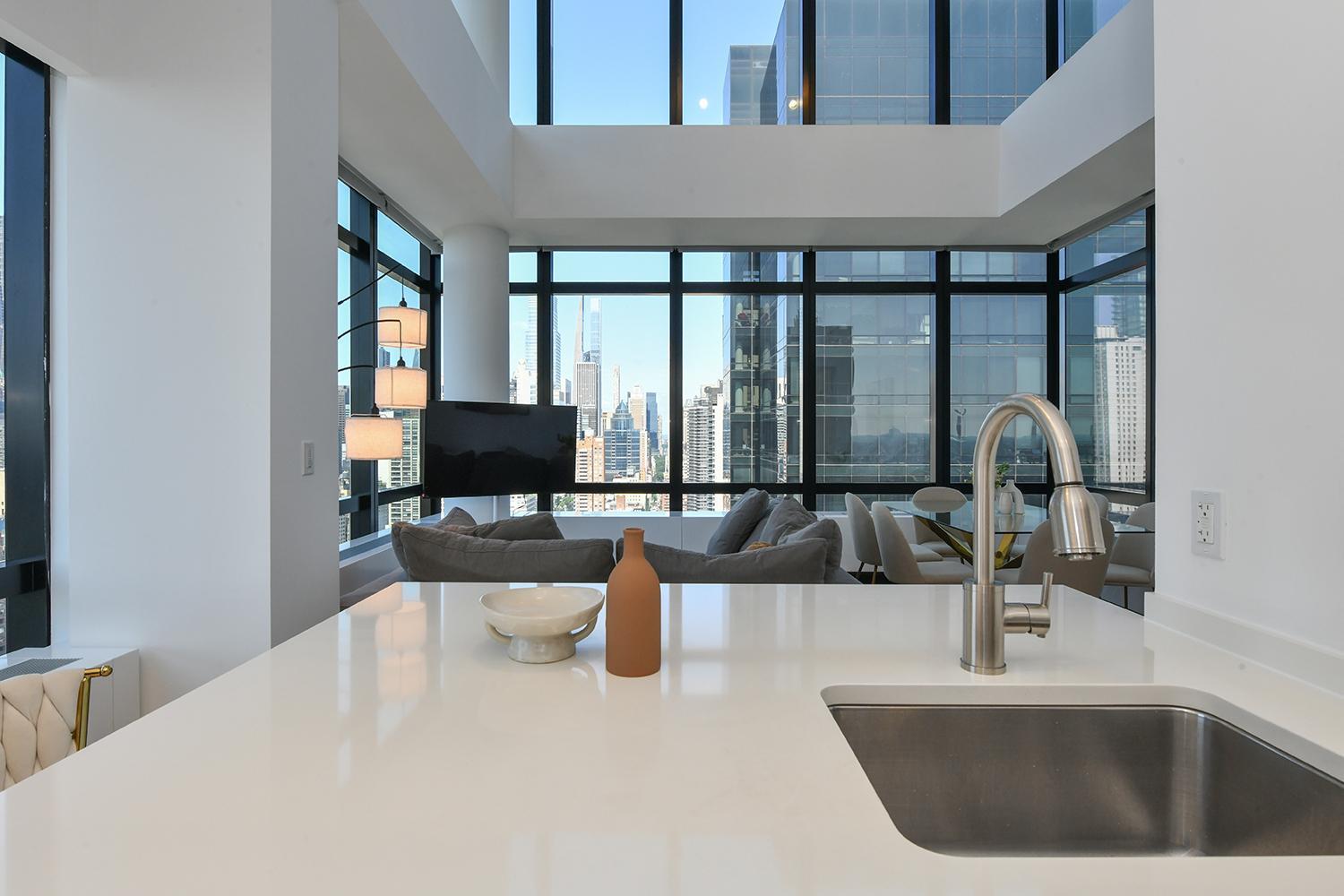 Opulent 2br Duplex - Iconic Midtown Views Apartment