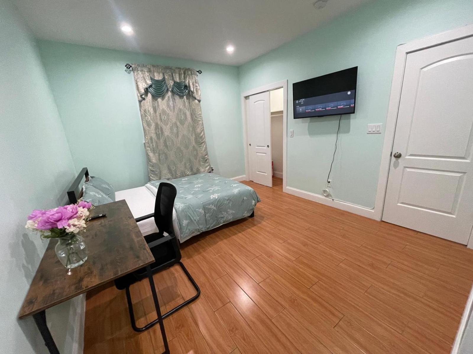 Luxury With Attached-bath Near Jfk Ny * New York