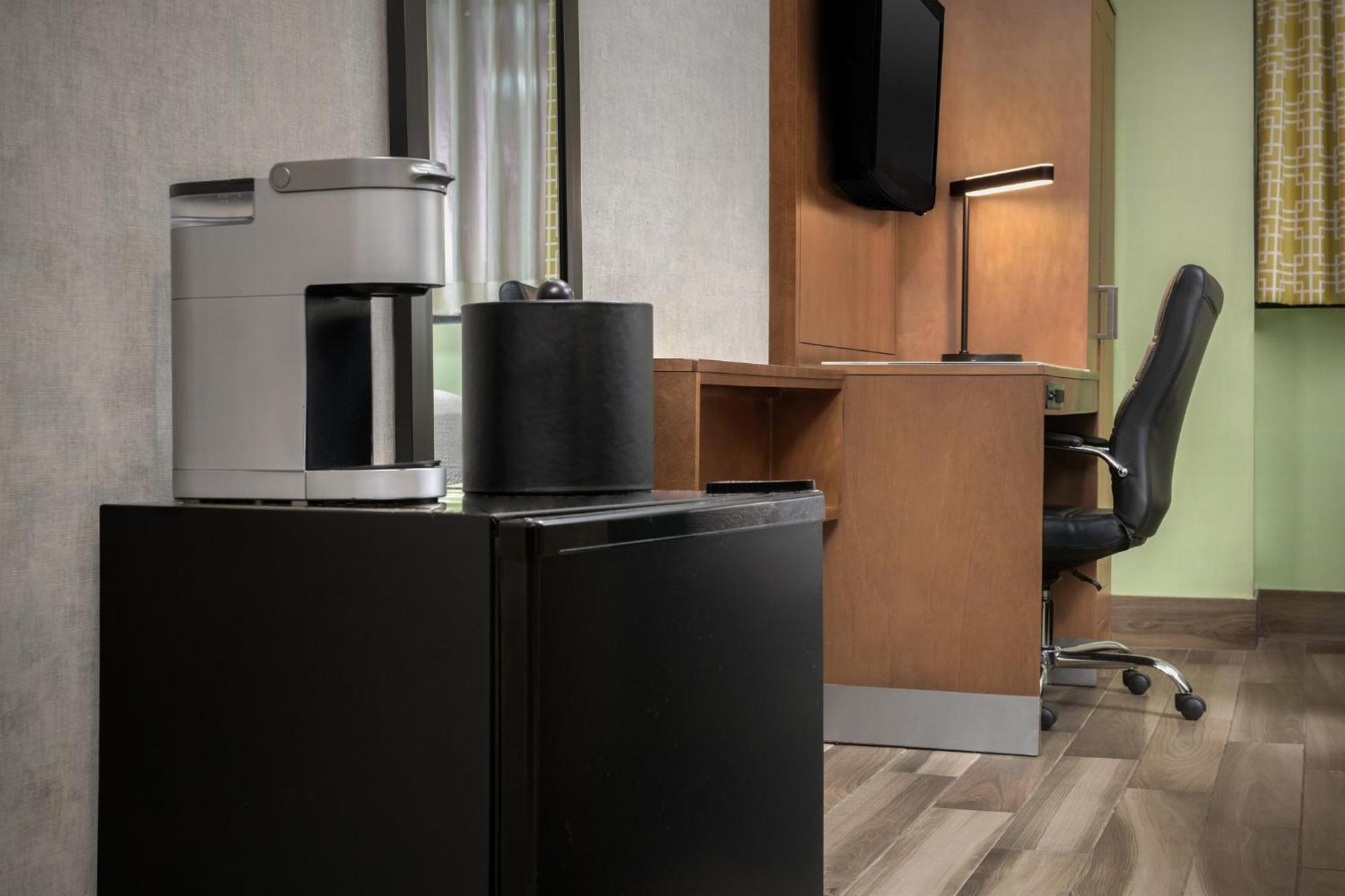 Express Manhattan Midtown West By Ihg Hotel 3*