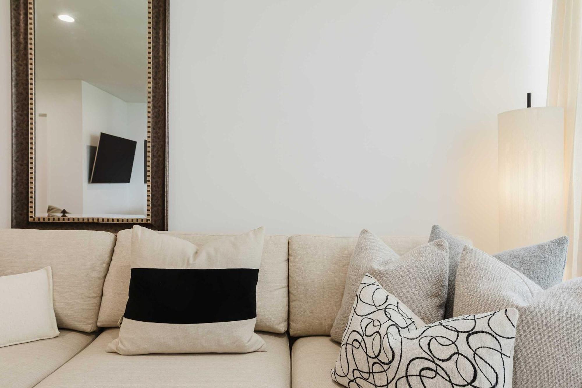 Designer In Diplomat District Apartment *