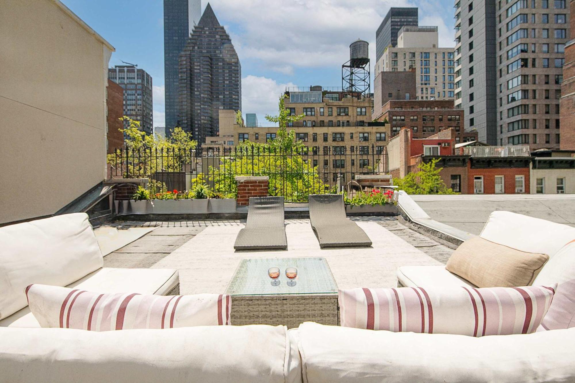 Designer In Diplomat District Apartment