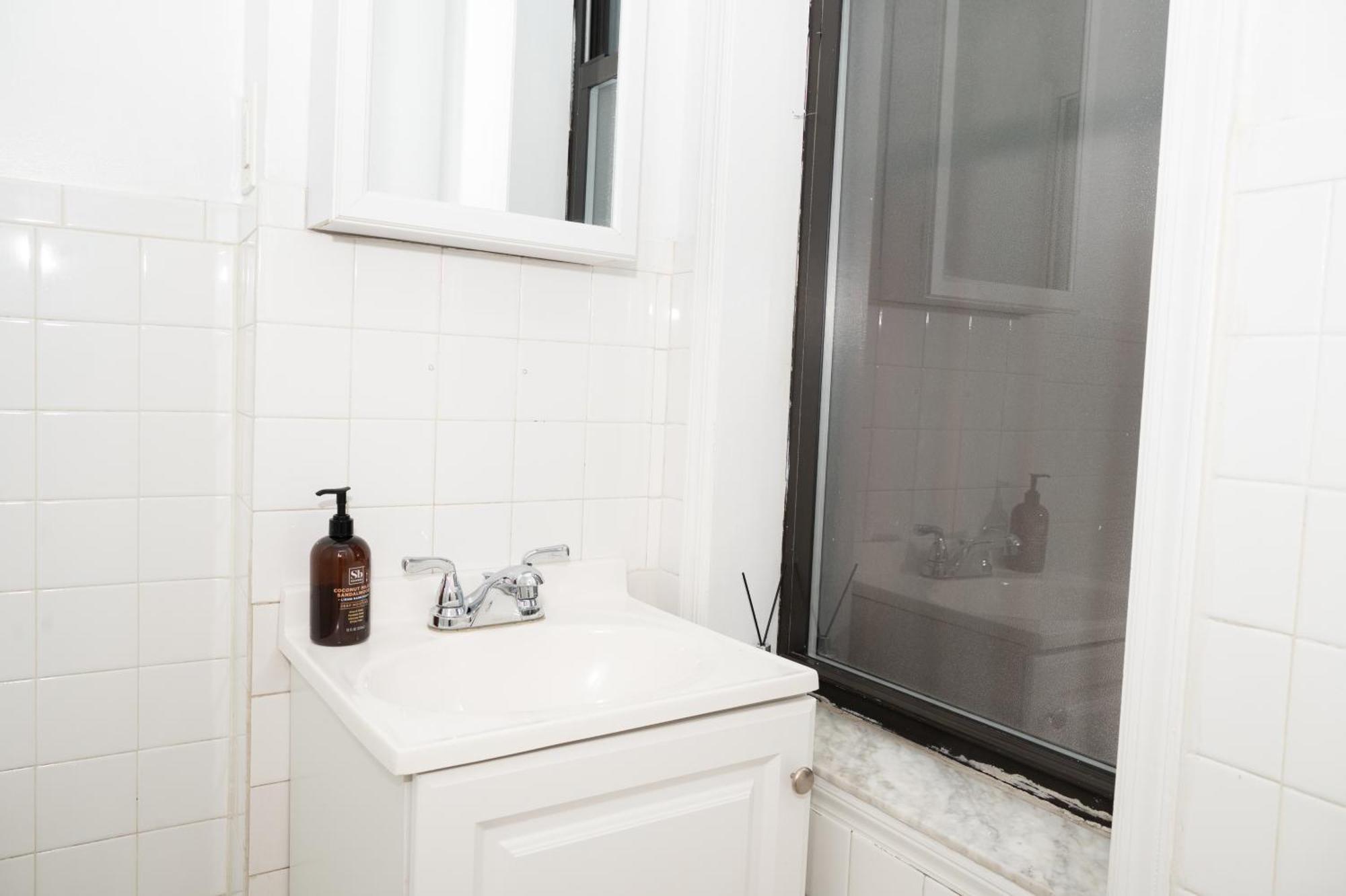 East Village Center Apartment7 W Full Amenities Great Location