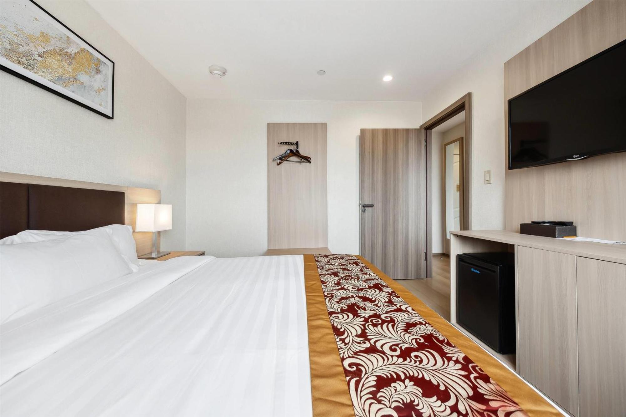Ramada By Wyndham Flushing Queens Hotel