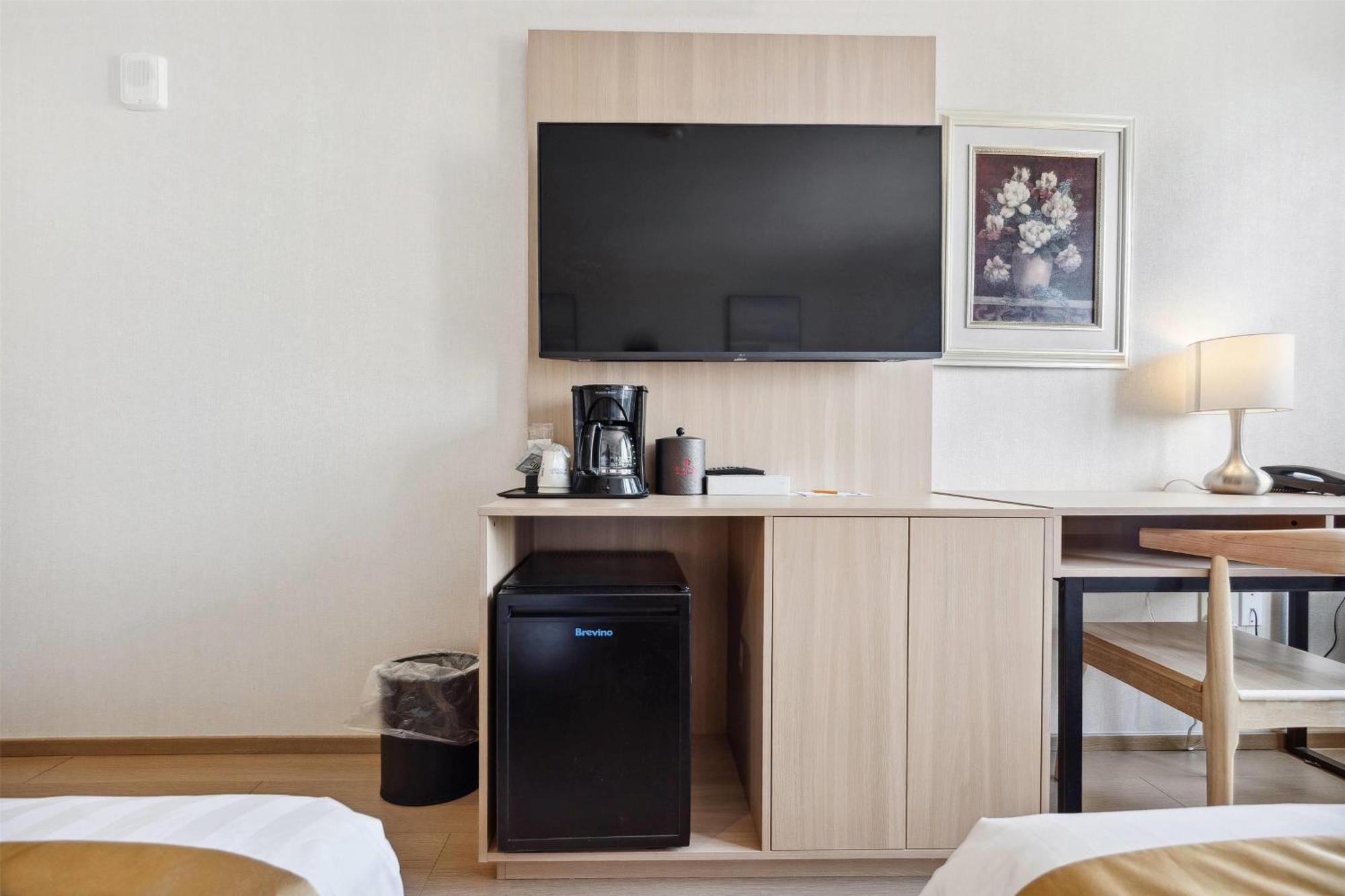 Ramada By Wyndham Flushing Queens Hotel