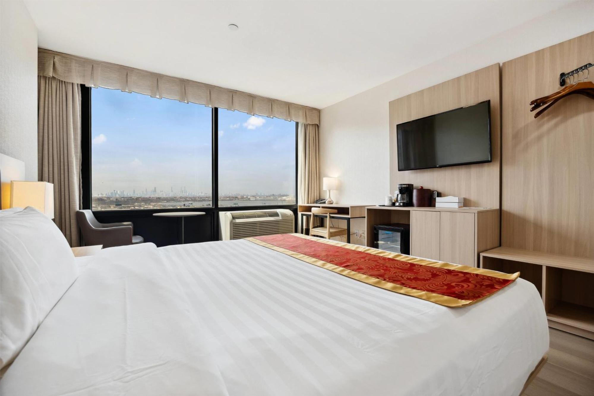Hotel Ramada By Wyndham Flushing Queens 3*