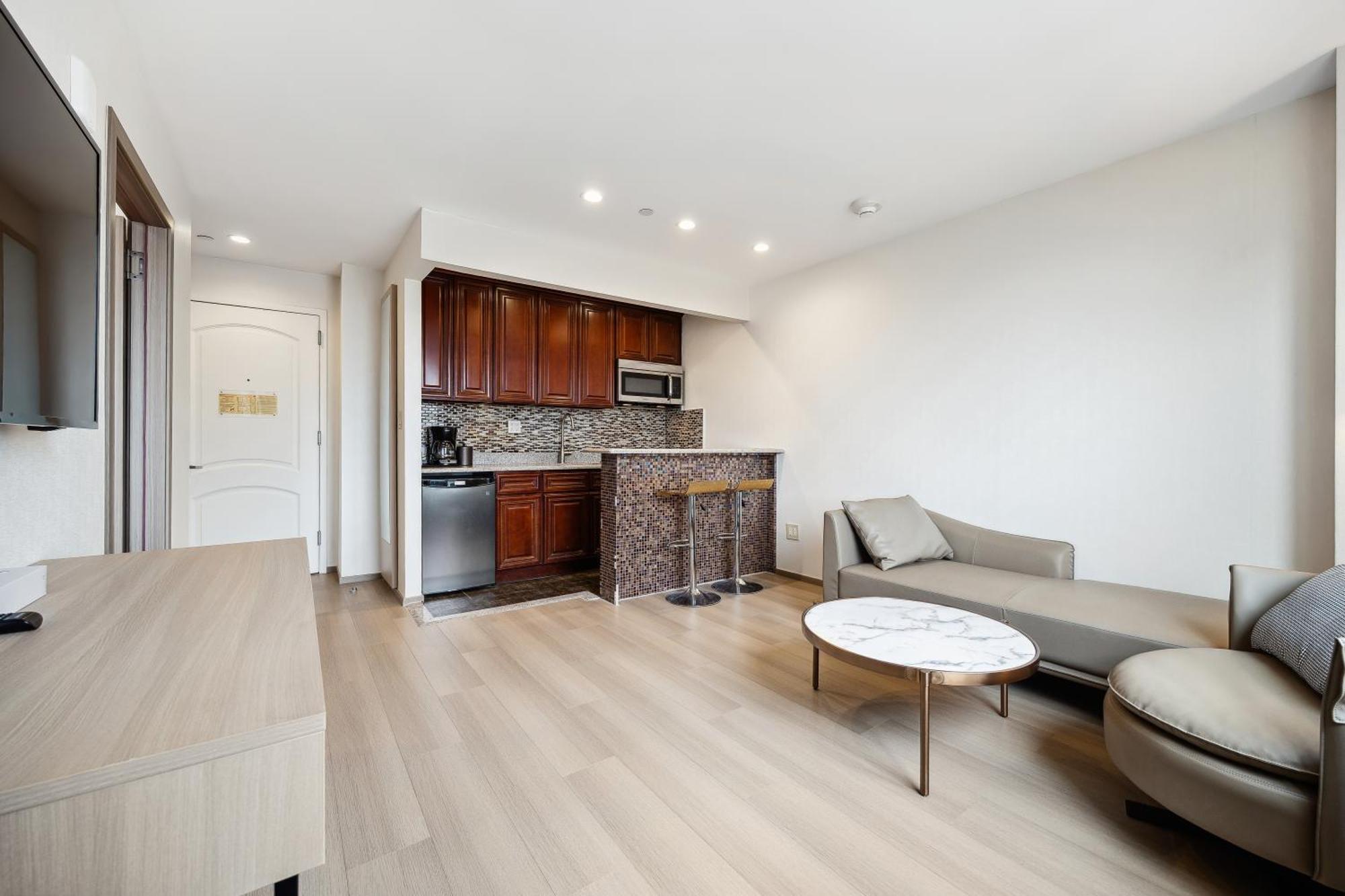 Hotel Ramada By Wyndham Flushing Queens 3*