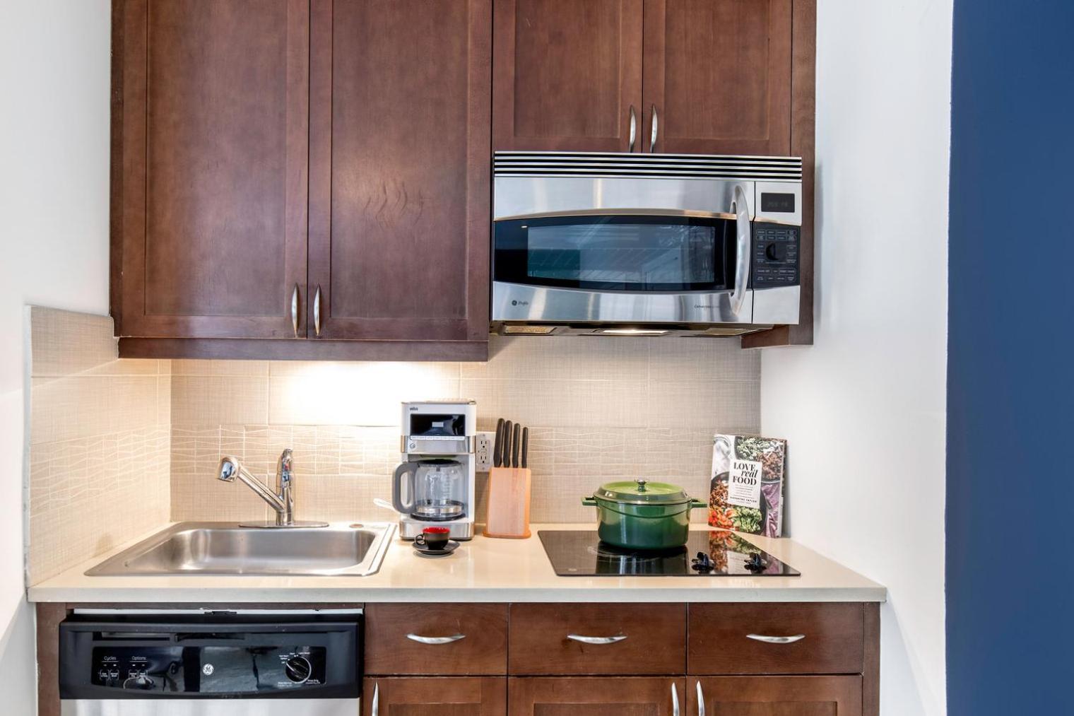 Midtown W Doorman Gym Nr Msg Nyc-143