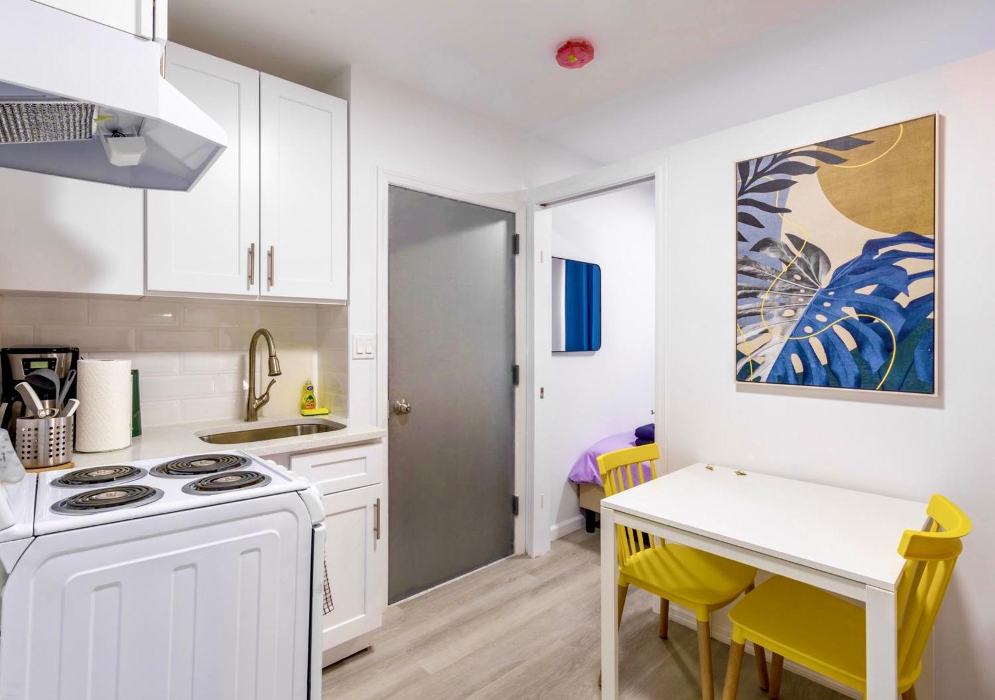 Homelike In The Heart Of China Town Apartment