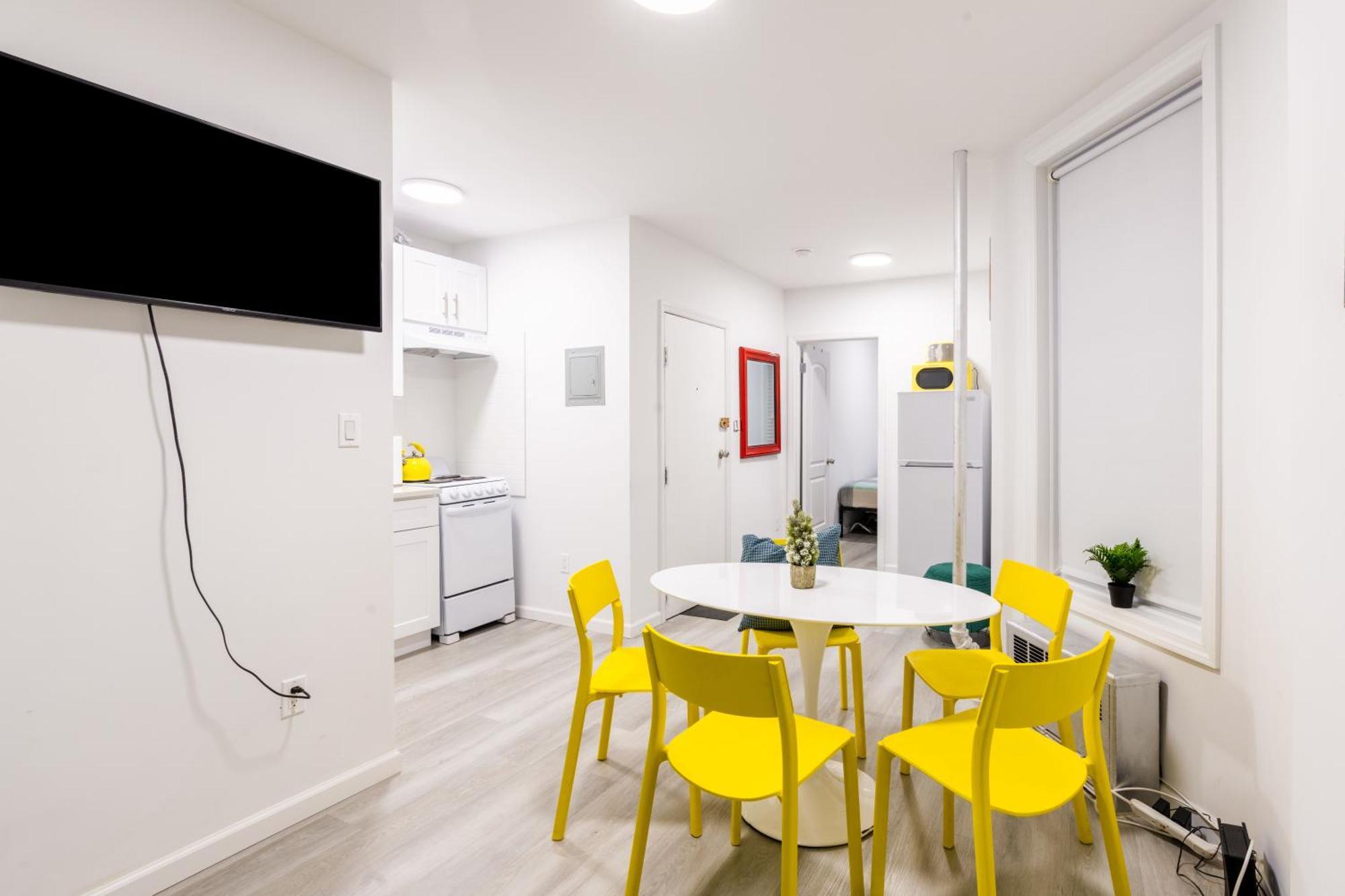 Homelike In The Heart Of China Town Apartment