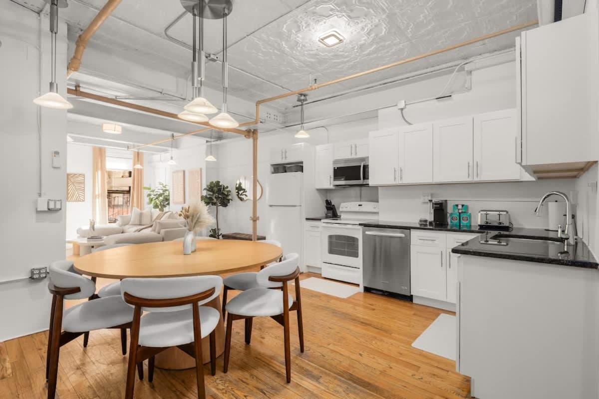Spacious 3 Bedroom Gem In Trendy Apartment