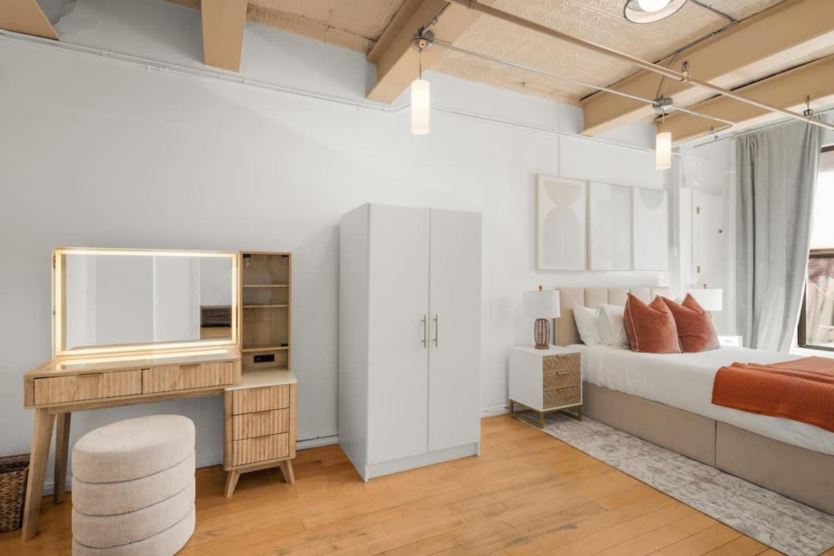 Spacious 3 Bedroom Gem In Trendy Apartment New York