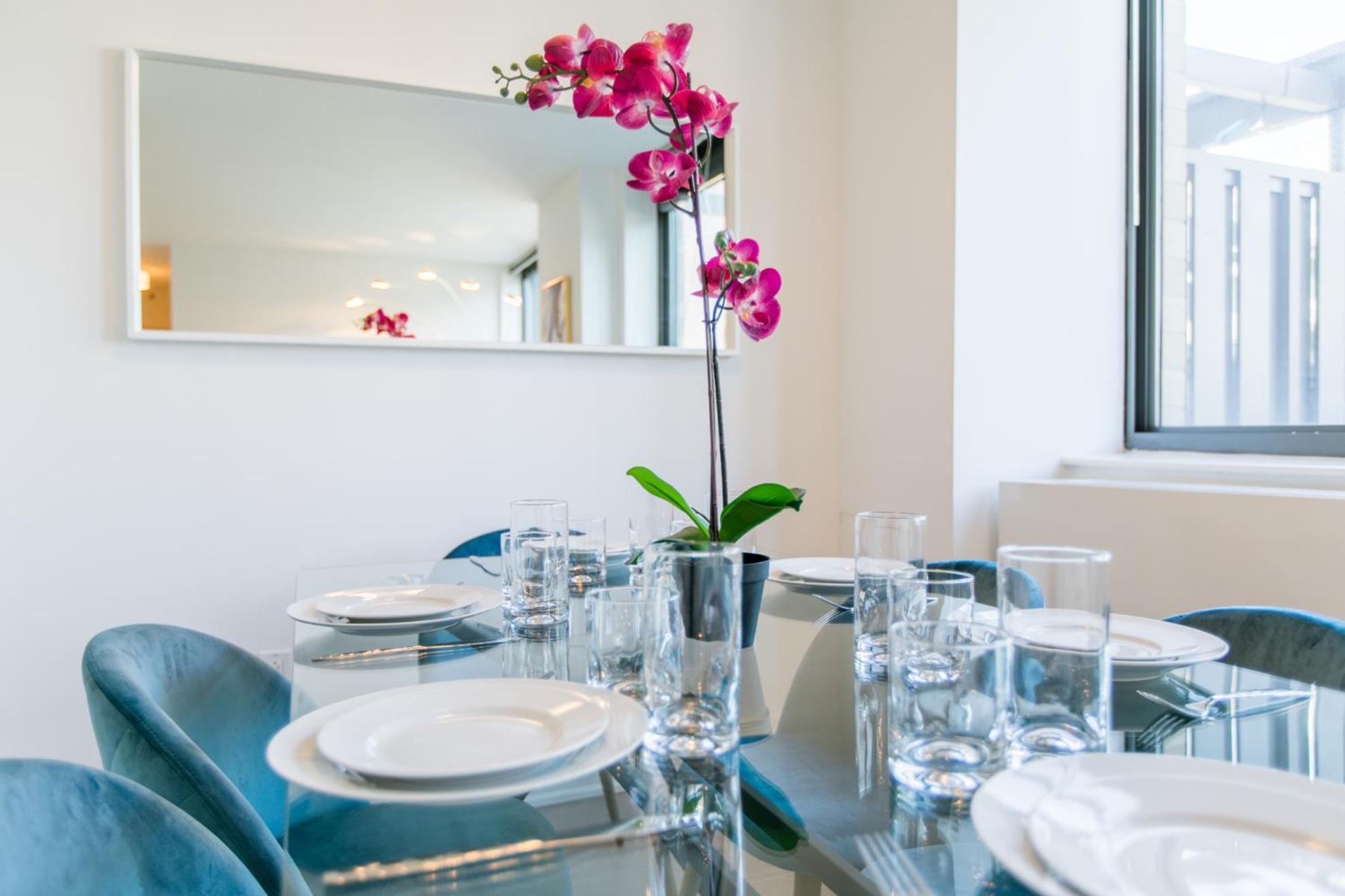 Bright 2 Bedrooms 2 Bathrooms Unit *