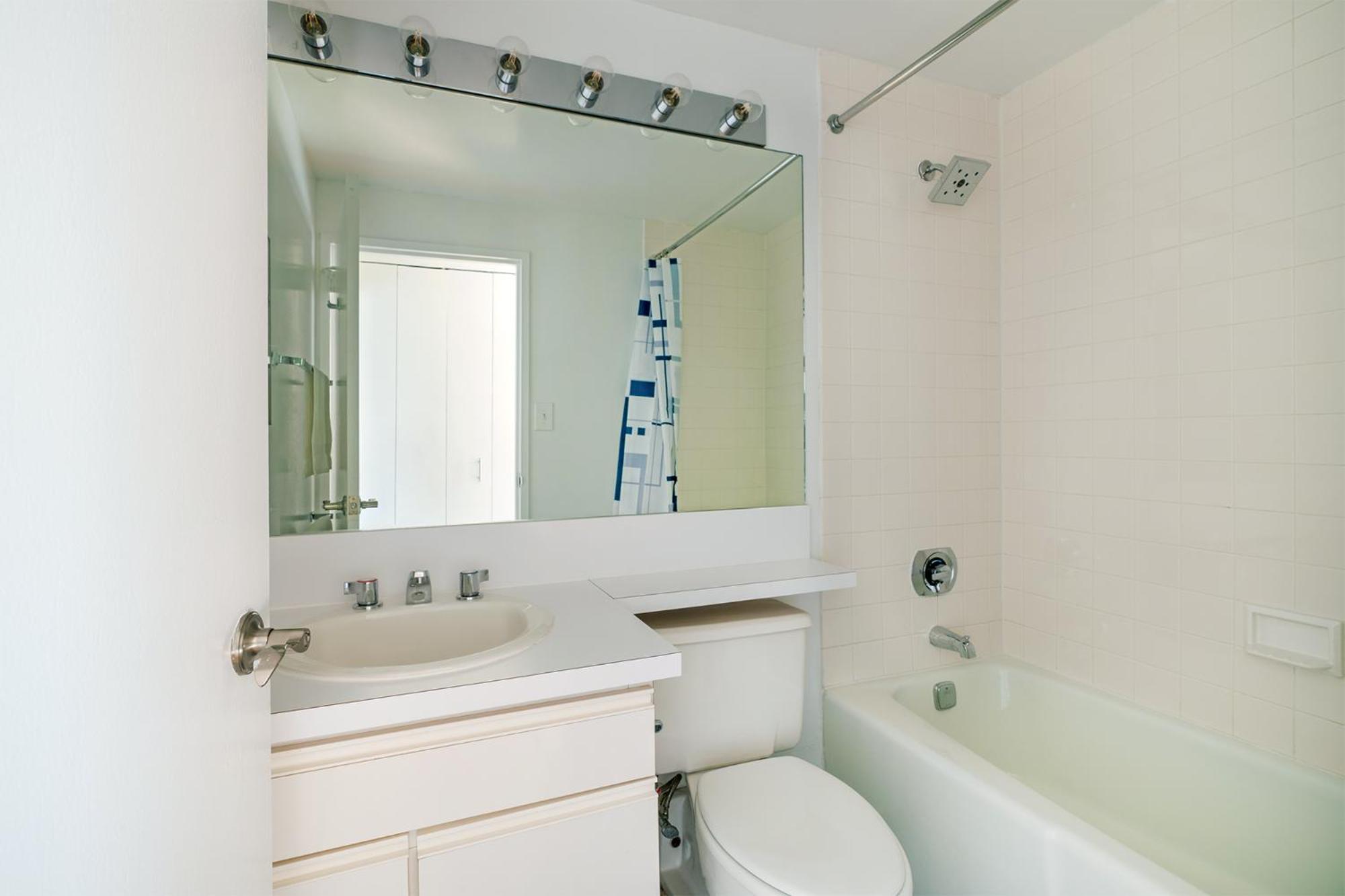 Contemporary 2 Bed 2 Bath Bright And Sunny