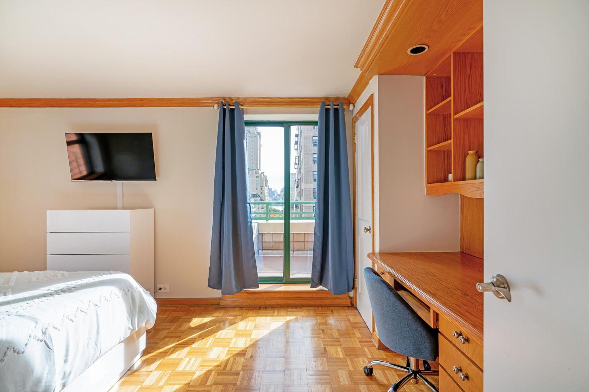 Contemporary 2 Bed 2 Bath Bright And Sunny Apartment