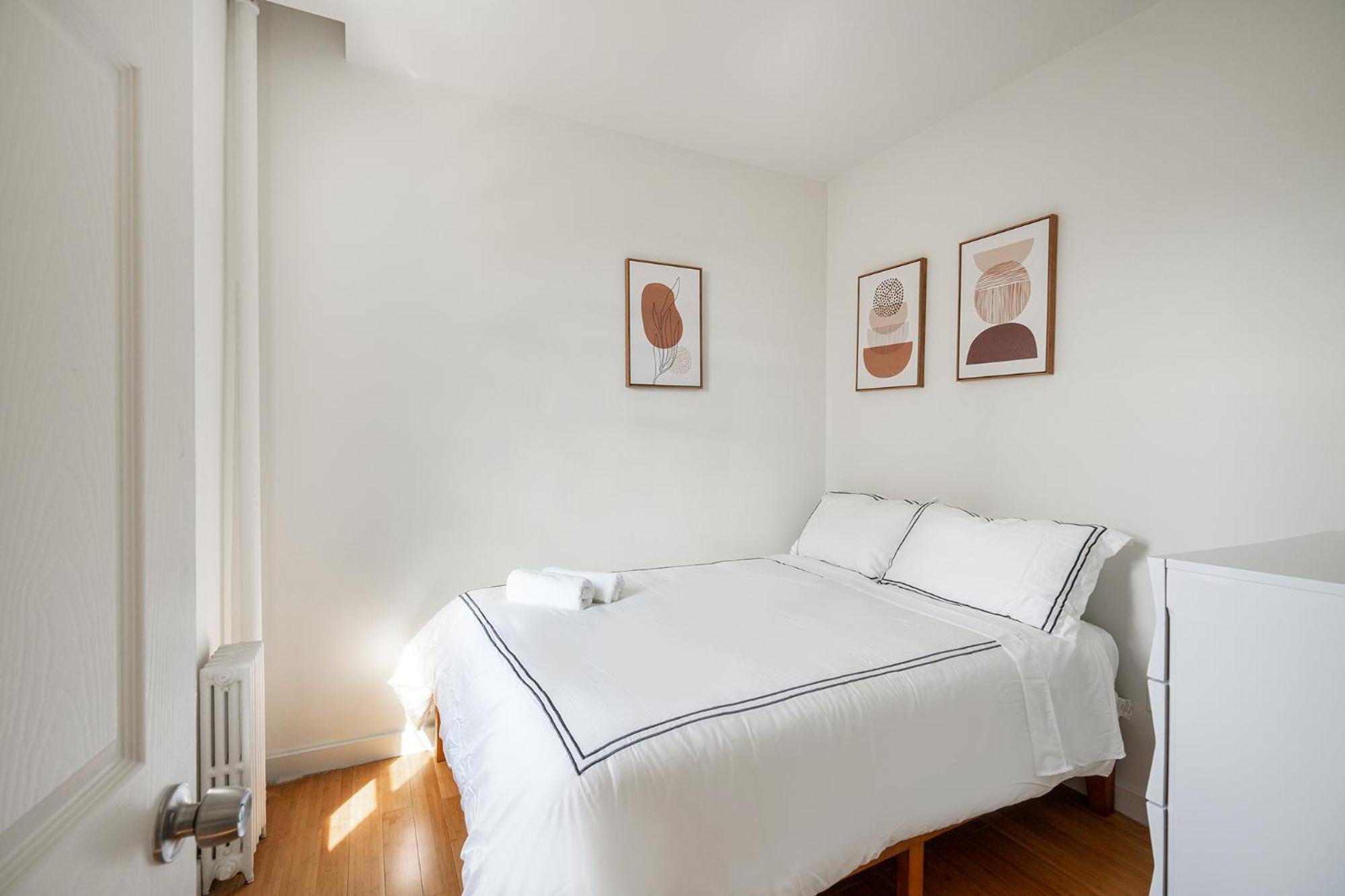 Beautiful 3 Bedroom Unit In Prime Location Apartment *