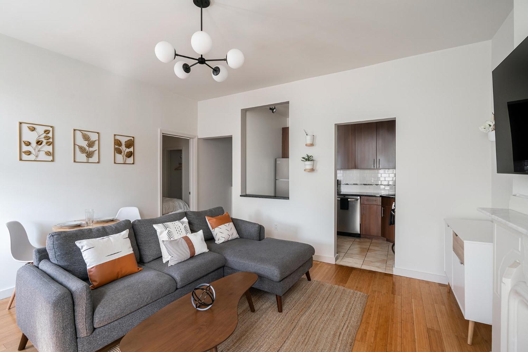 Beautiful 3 Bedroom Unit In Prime Location * New York