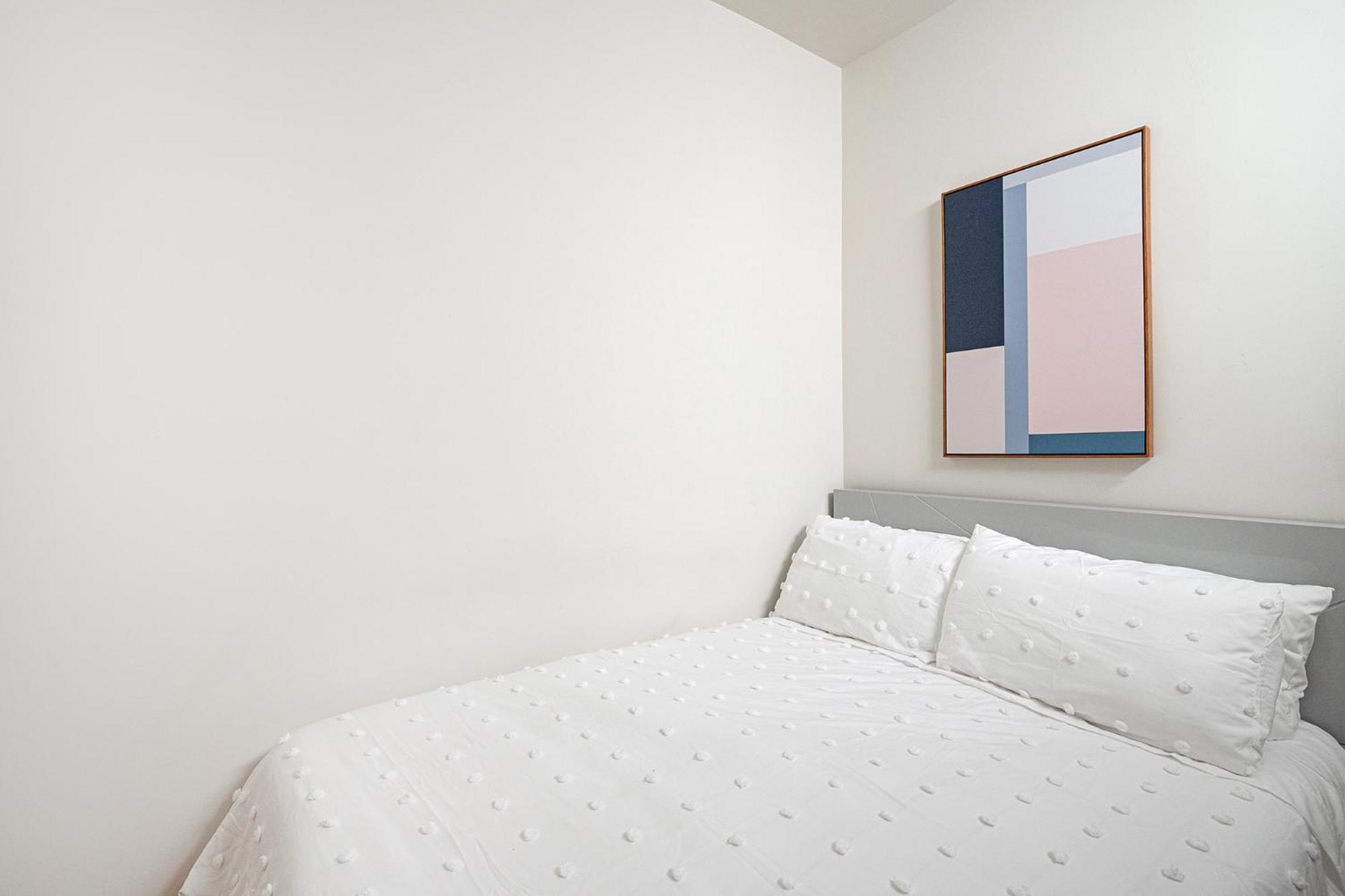 Beautiful 3 Bedroom Unit In Prime Location *