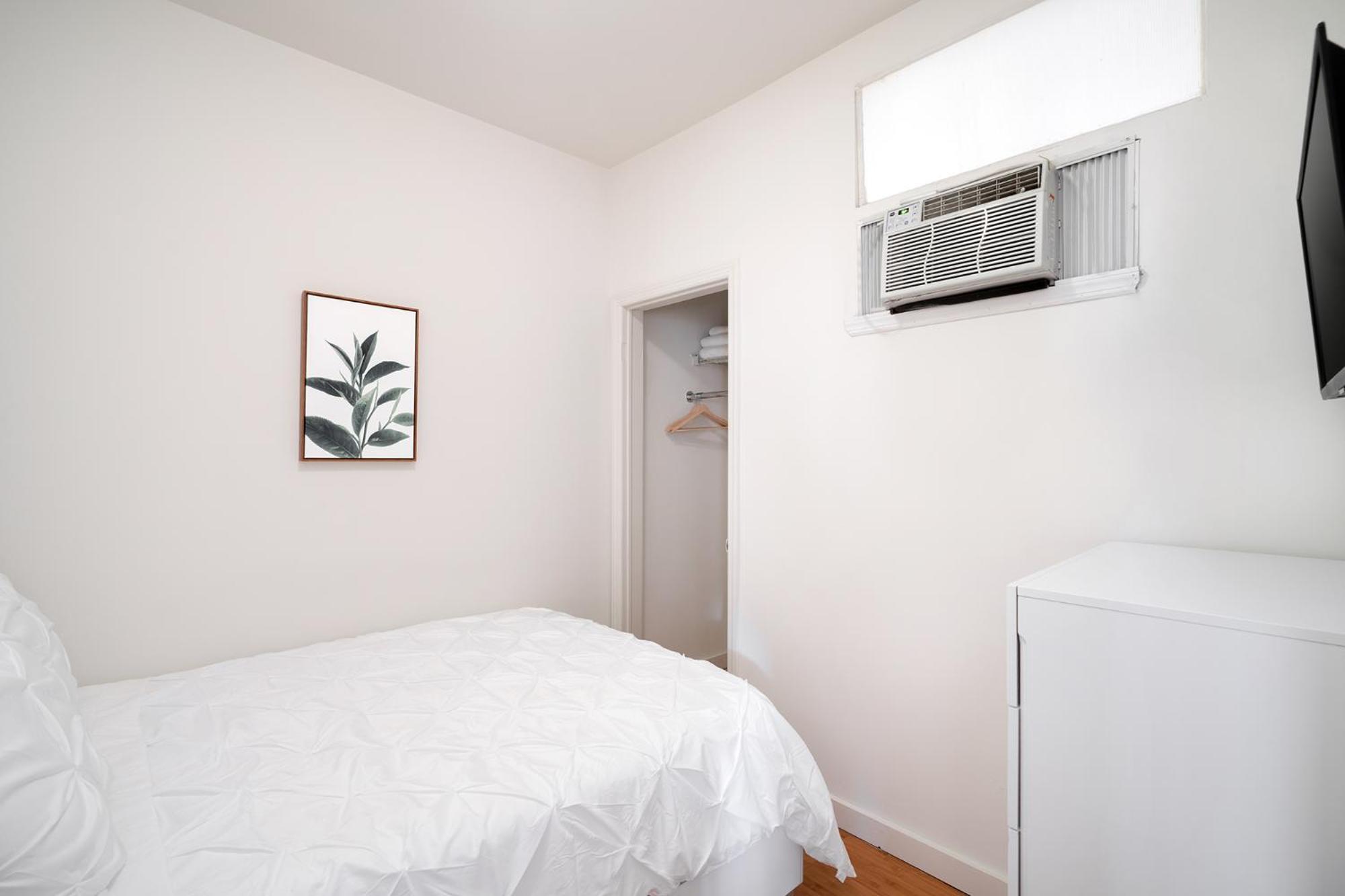 Beautiful 3 Bedroom Unit In Prime Location Apartment *