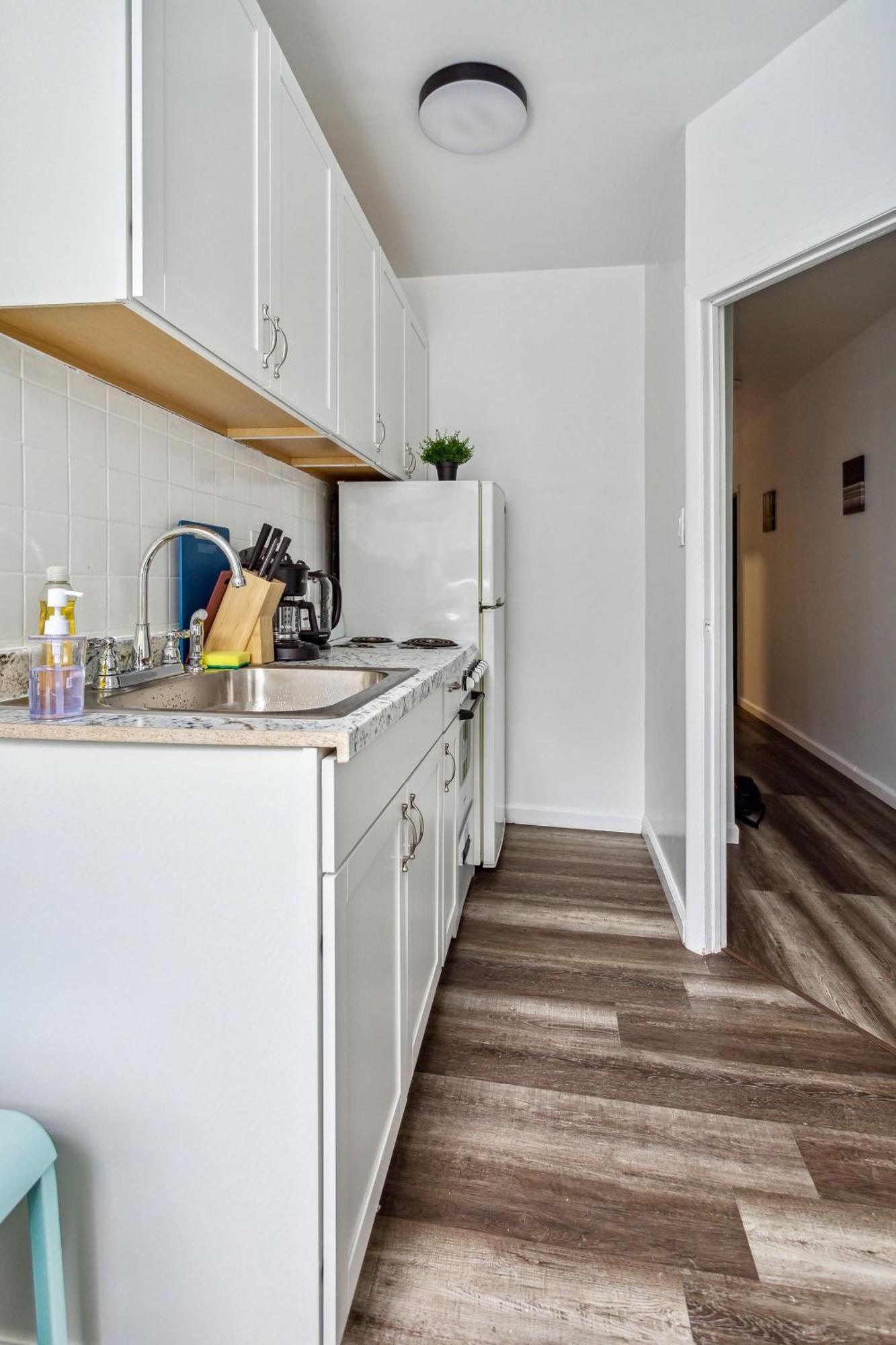 3 Bedroom Family In Hells Kitchen Apartment *