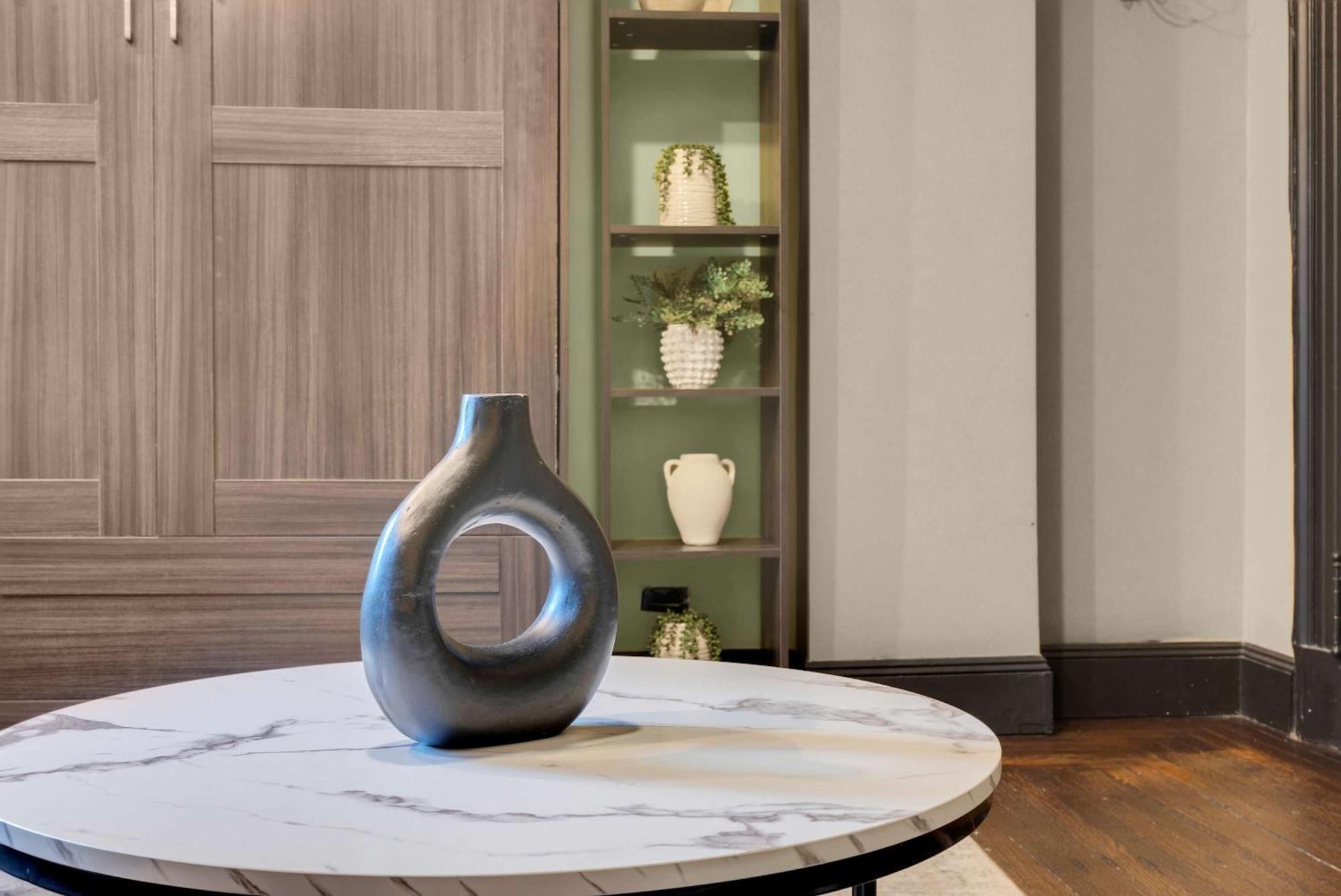 Centrally Located In Nyc Walk To Time Square *