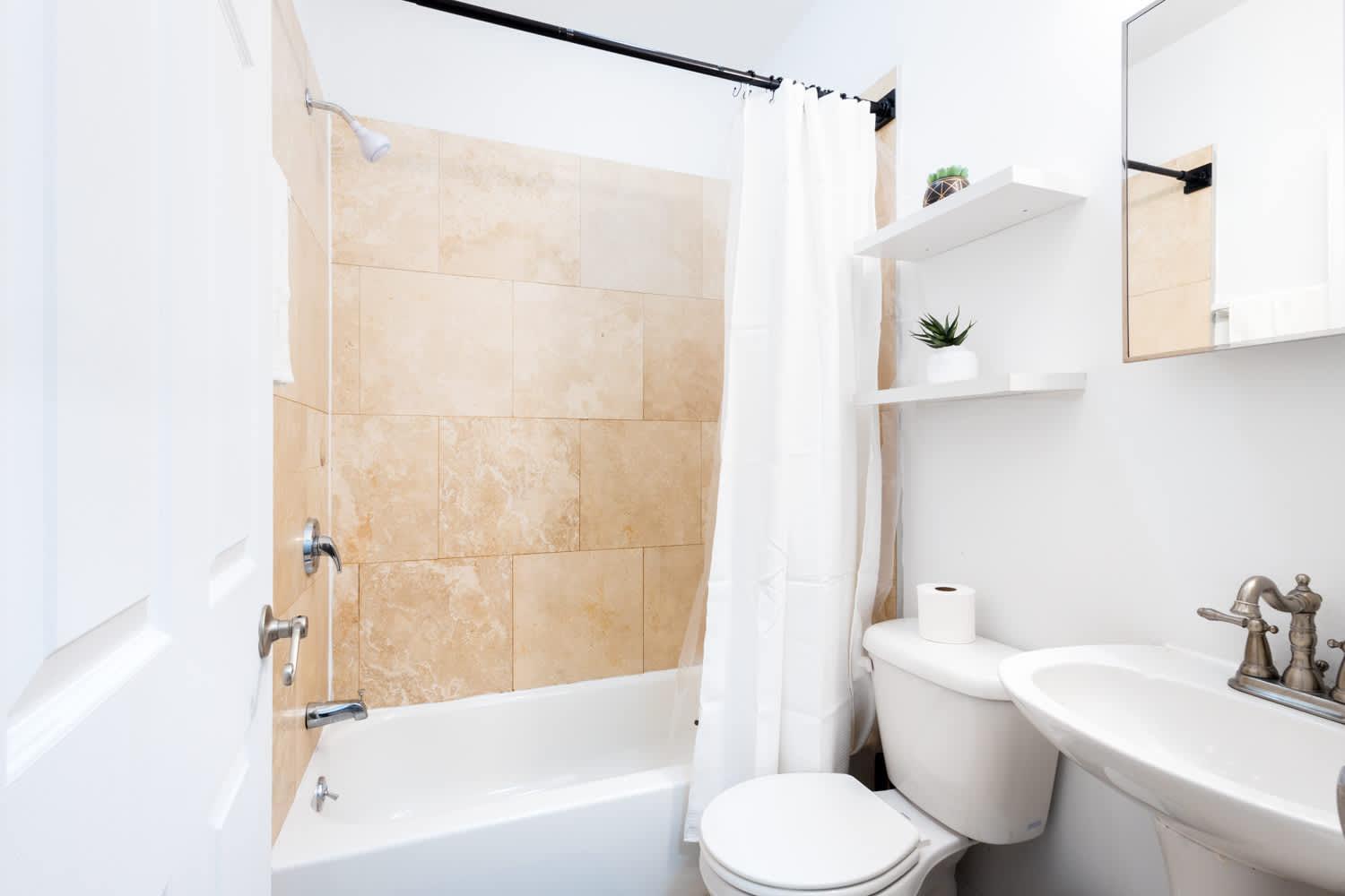 Apartment 1435-2 3 Bedrooms 2bath W D Ues