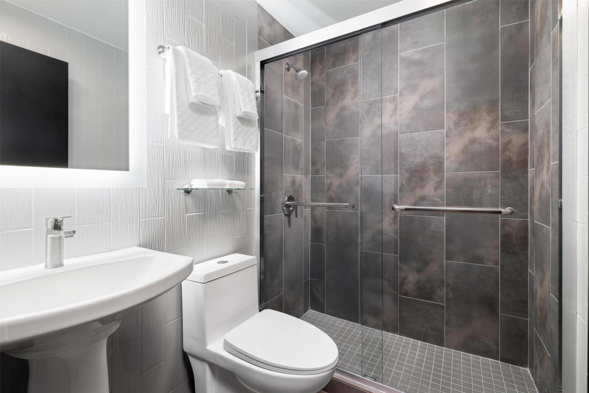 Glo Western Bronx Nyc New York