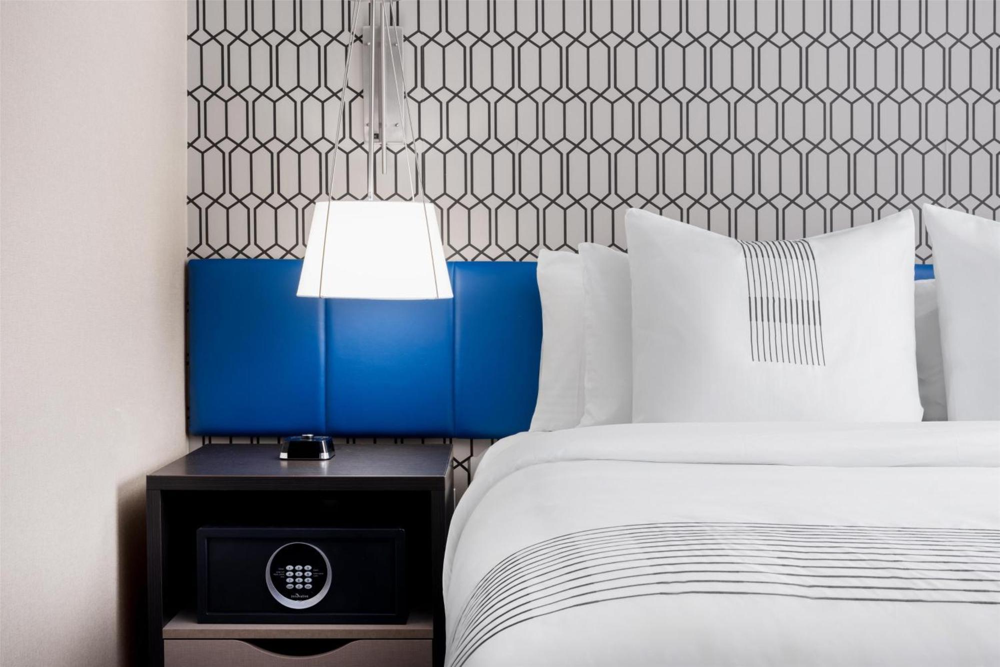 Hotel Glo Western Bronx Nyc New York