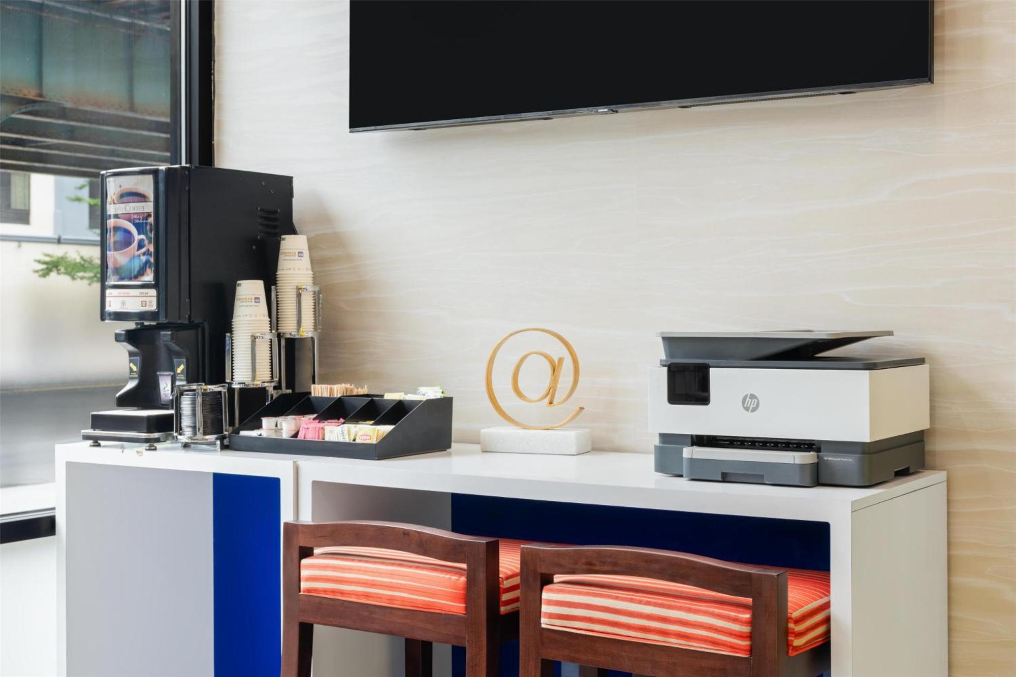 Glo Western Bronx Nyc New York