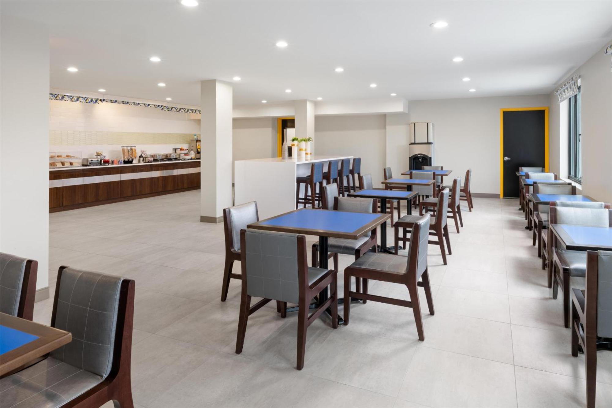 Glo Western Bronx Nyc Hotel