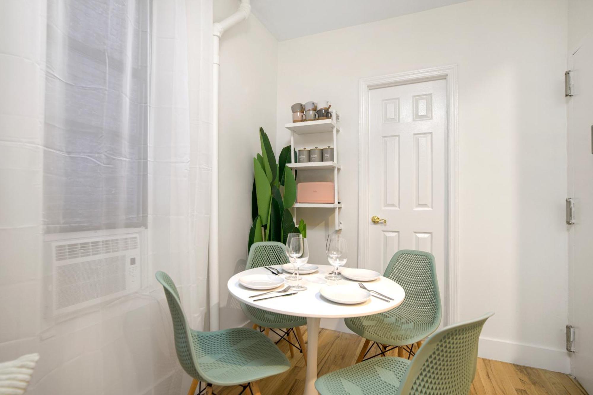 Cozy & Bright 2br In Upper East Side Apartment *