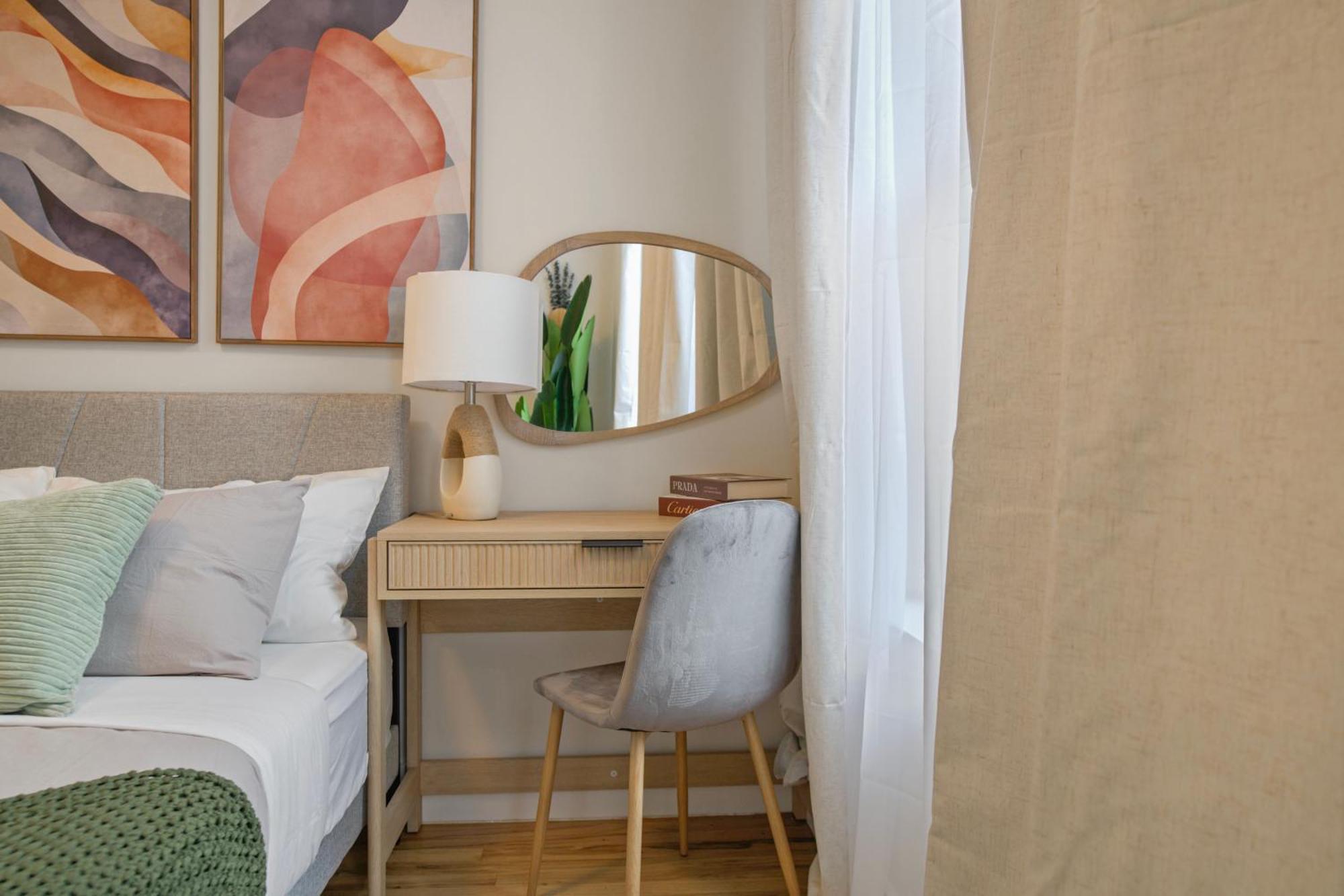 Cozy & Bright 2br In Upper East Side Apartment *