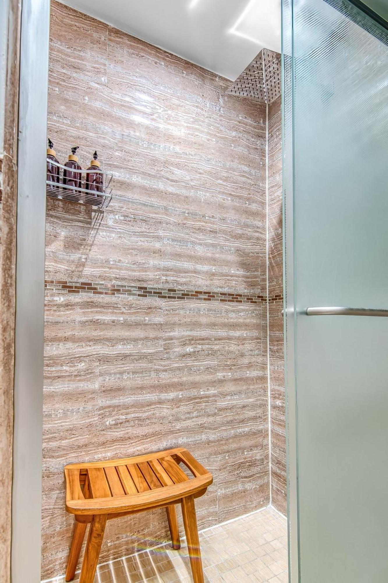 Apartment Bushwick Gem With Spacious King Bed, 2 Baths With Modern Kitchen & Steps To Train New York