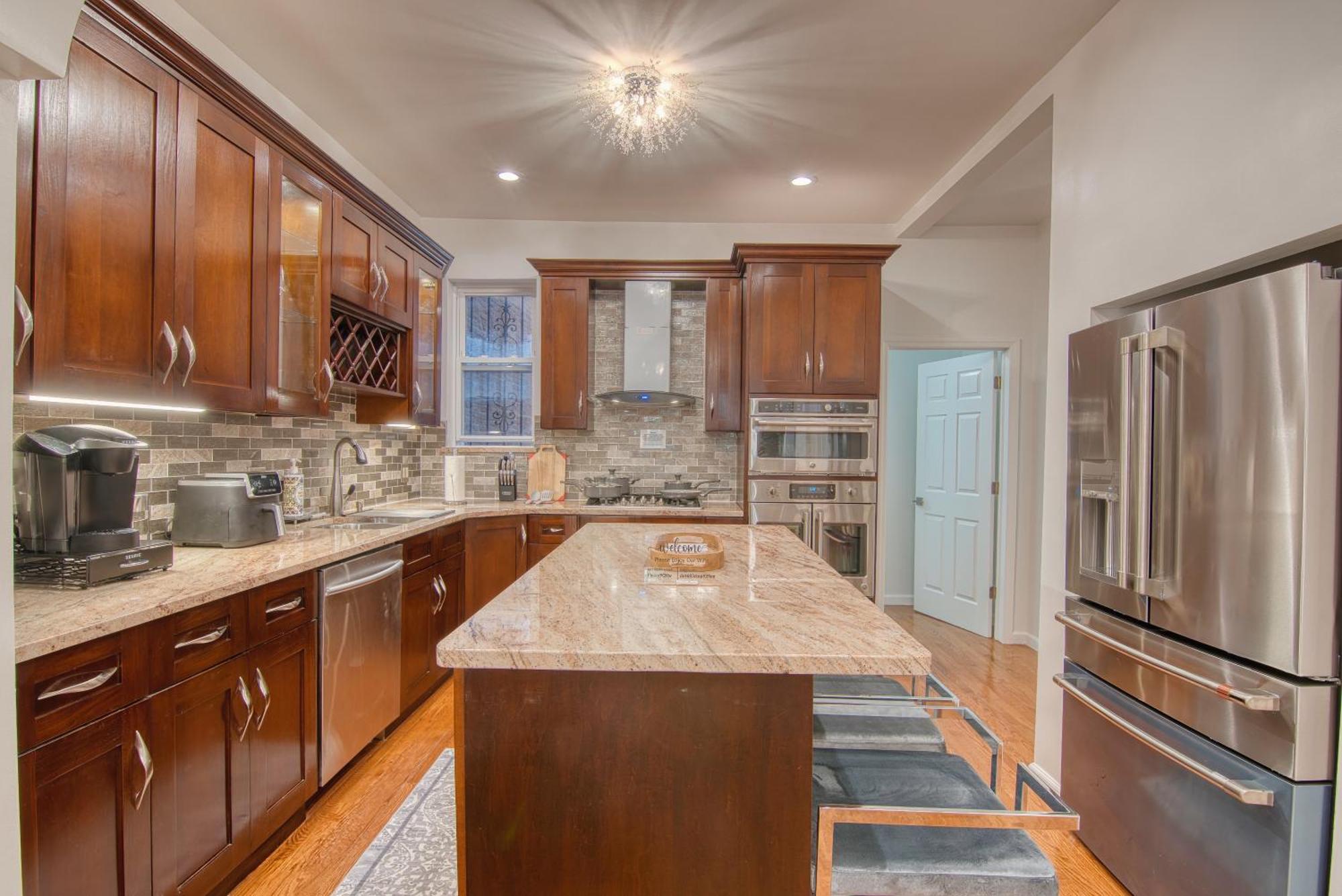 Bushwick Gem With Spacious King Bed, 2 Baths With Modern Kitchen & Steps To Train Apartment *