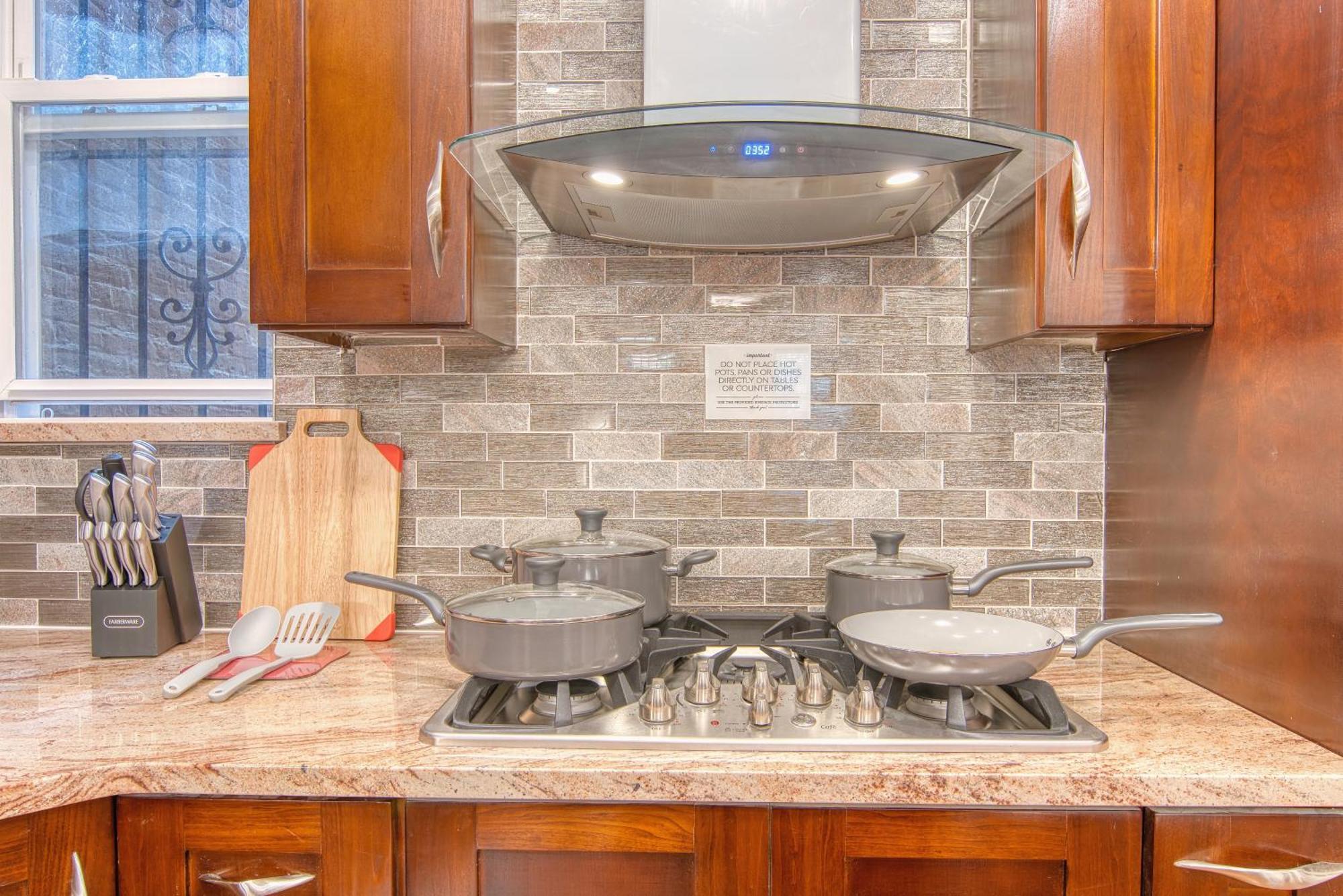 Bushwick Gem With Spacious King Bed, 2 Baths With Modern Kitchen & Steps To Train Apartment *