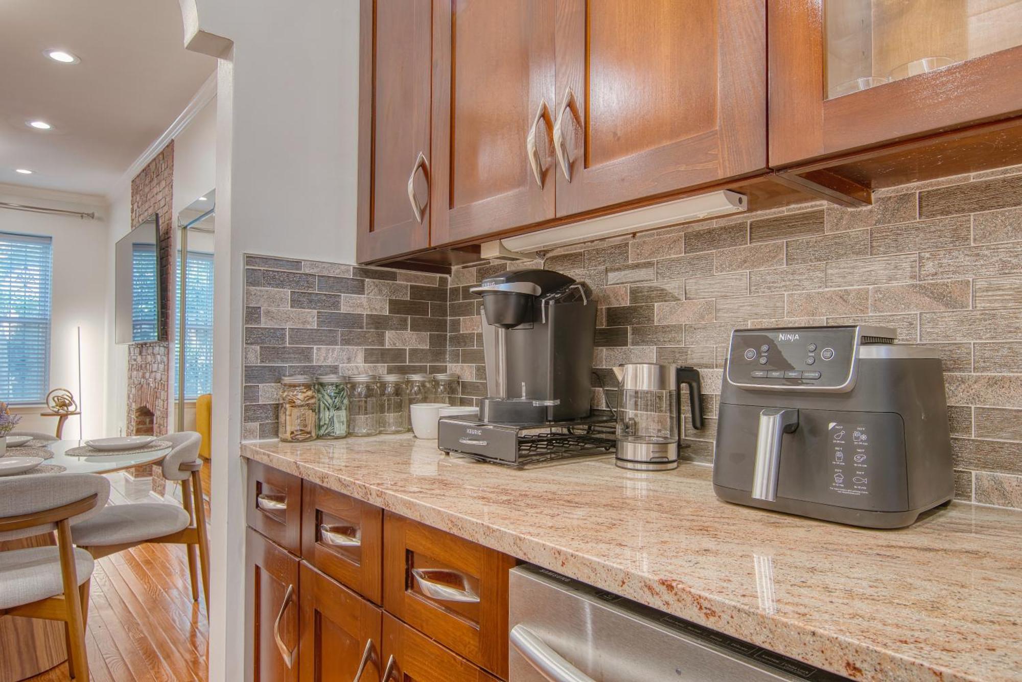 Apartment Bushwick Gem With Spacious King Bed, 2 Baths With Modern Kitchen & Steps To Train