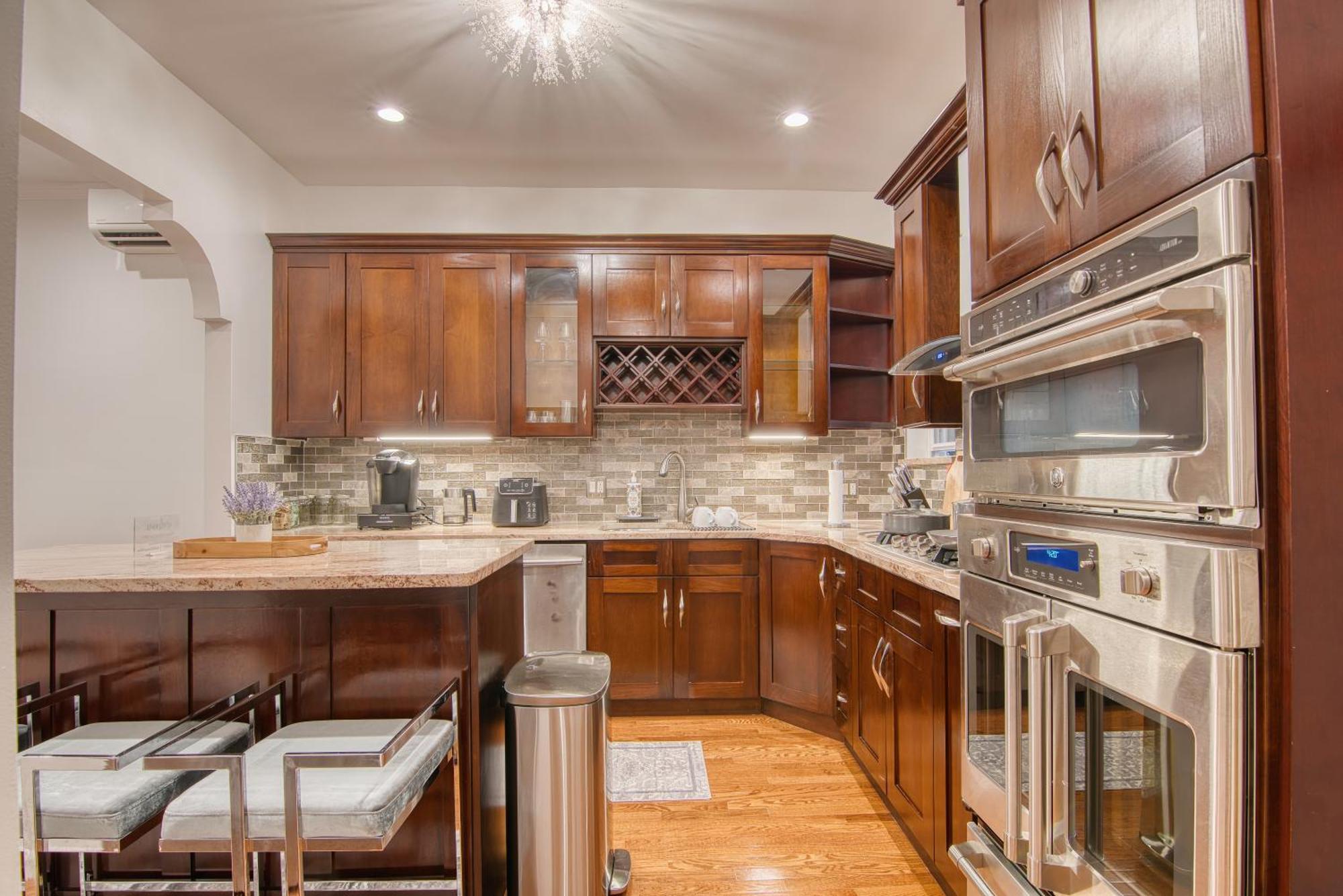 Bushwick Gem With Spacious King Bed, 2 Baths With Modern Kitchen & Steps To Train * New York