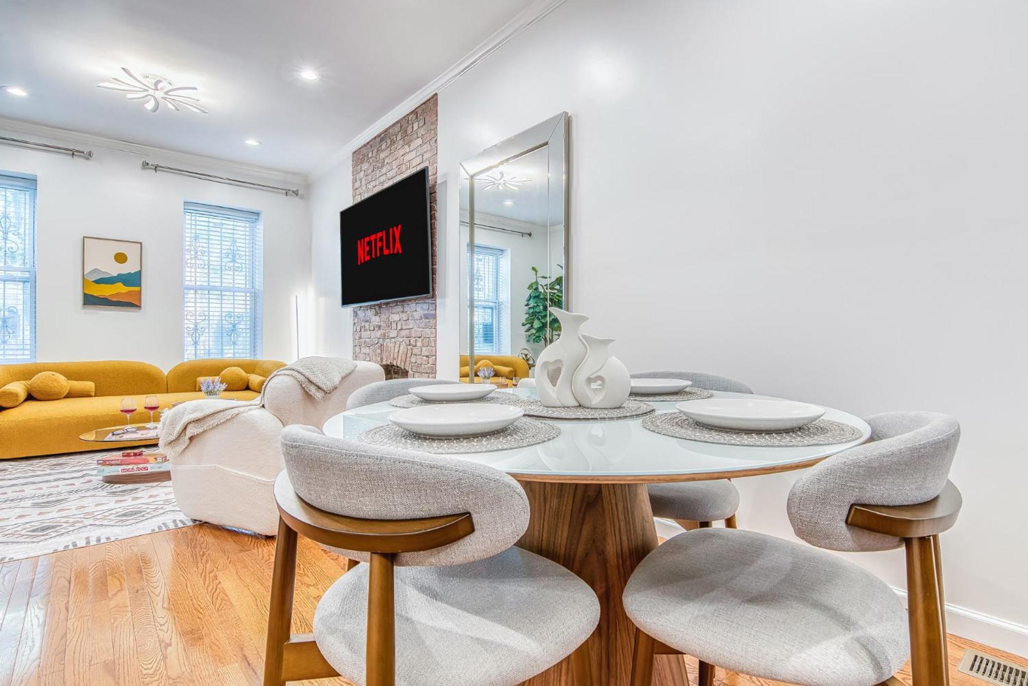 Bushwick Gem With Spacious King Bed, 2 Baths With Modern Kitchen & Steps To Train * New York