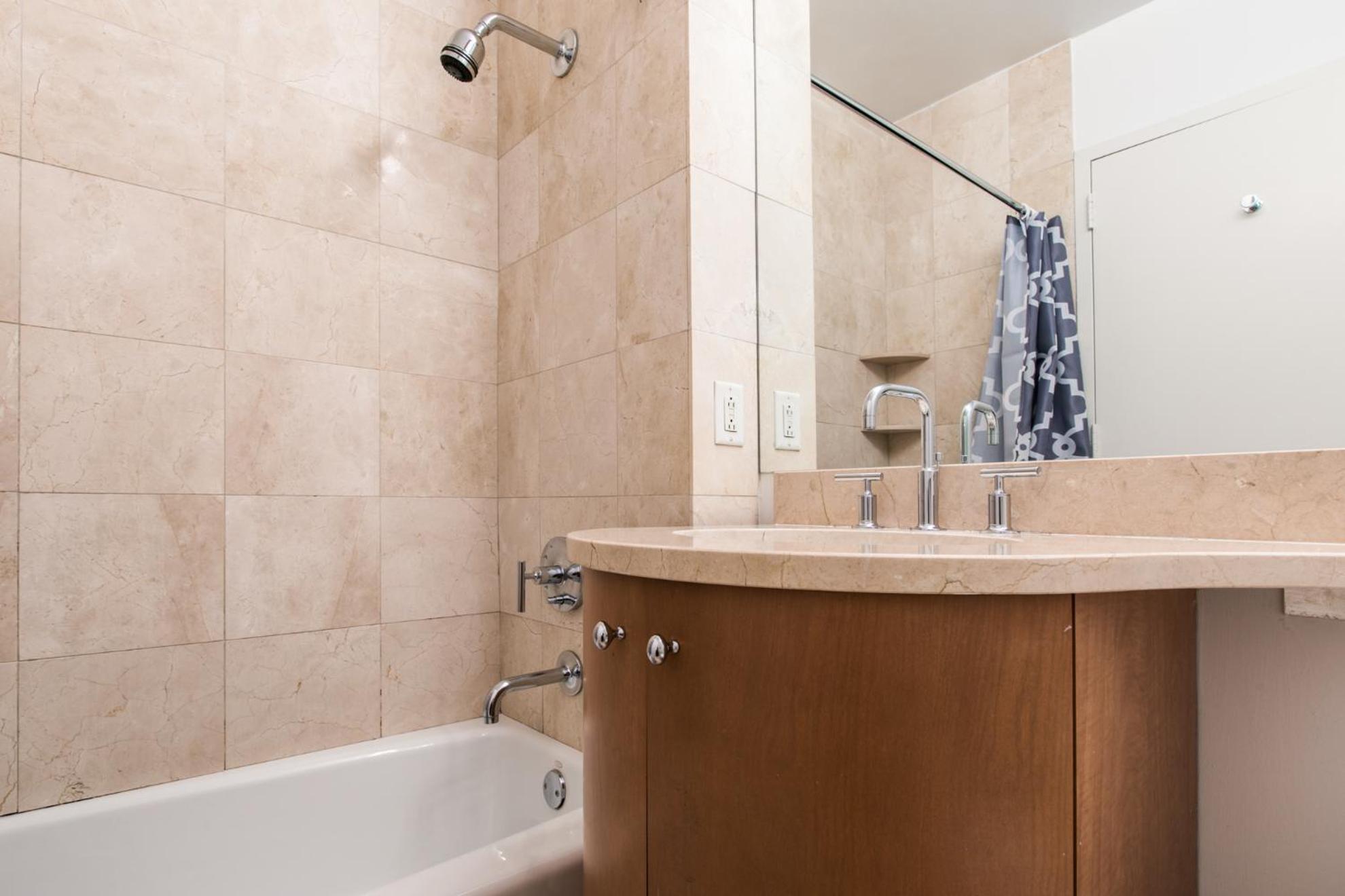 Bright 2 Bedrooms 2 Bathrooms Unit *