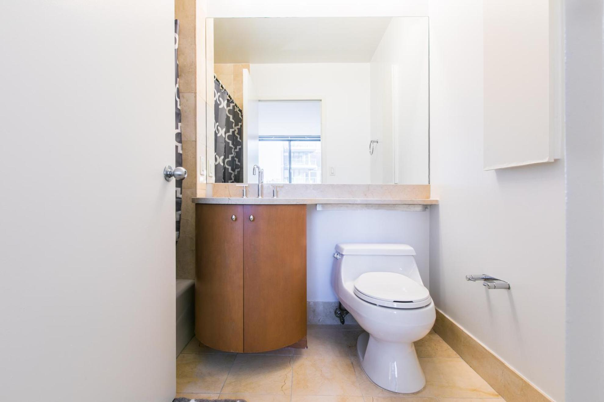 Bright 2 Bedrooms 2 Bathrooms Unit Apartment *