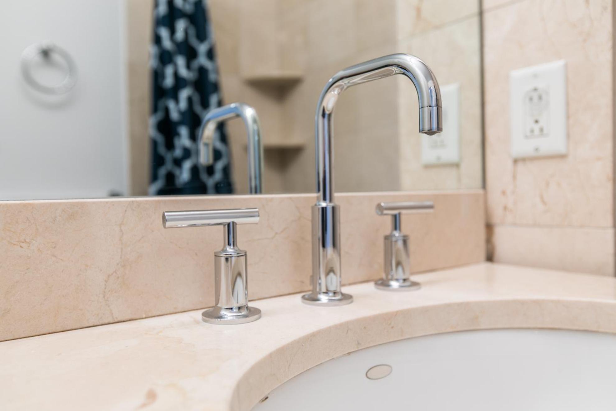 Bright 2 Bedrooms 2 Bathrooms Unit *