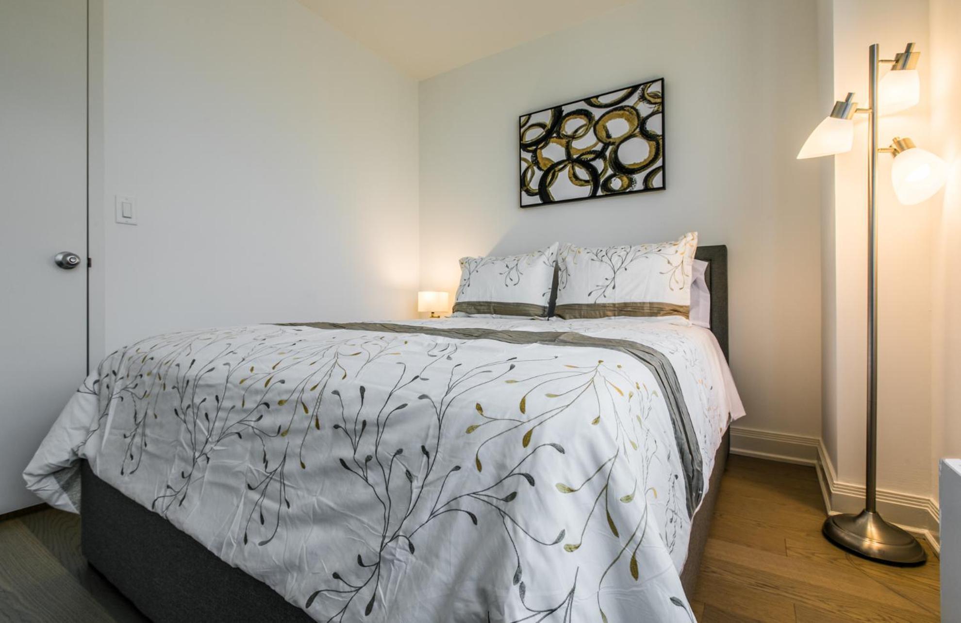 Bright 2 Bedrooms 2 Bathrooms Unit Apartment *